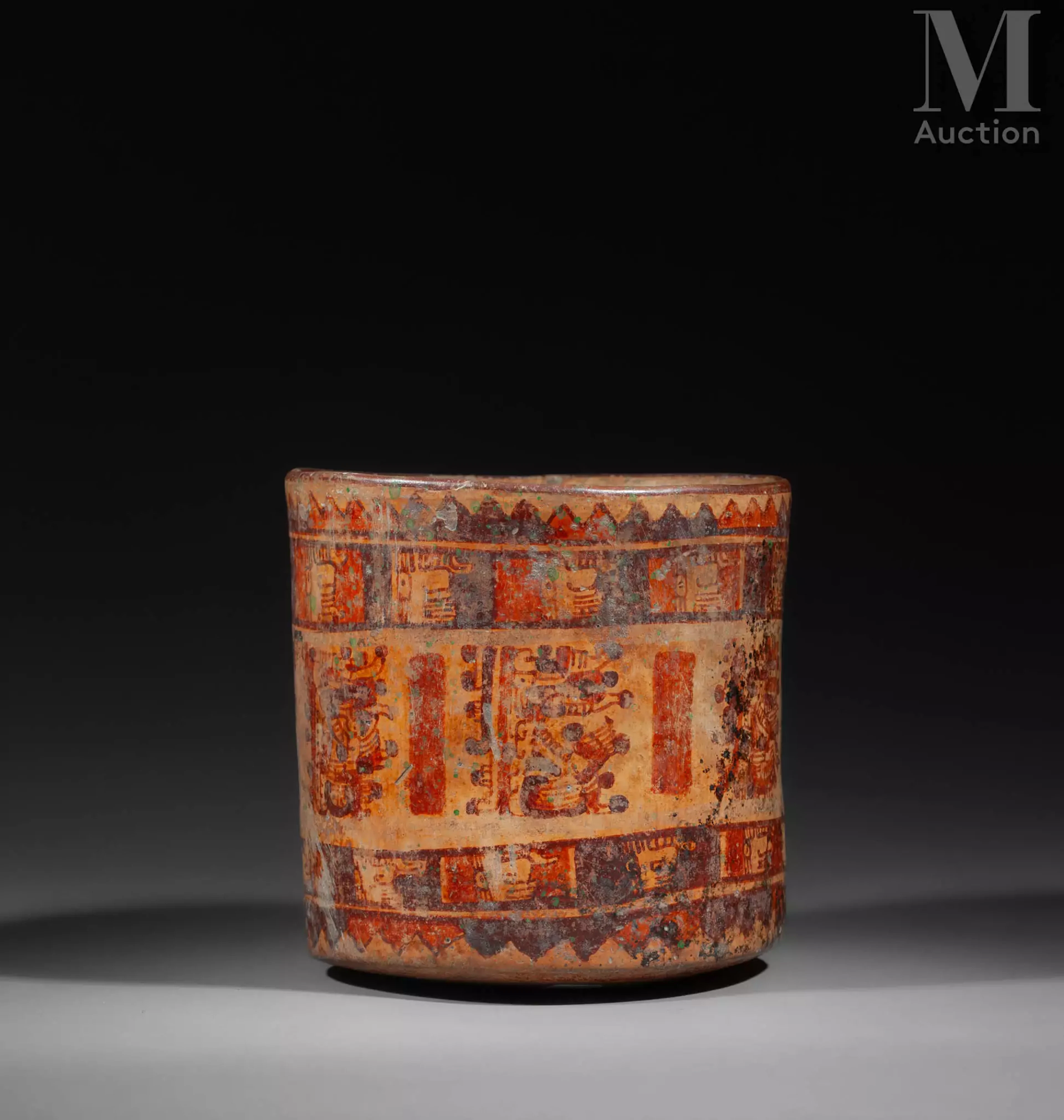 - Vase avec frise de divinité.