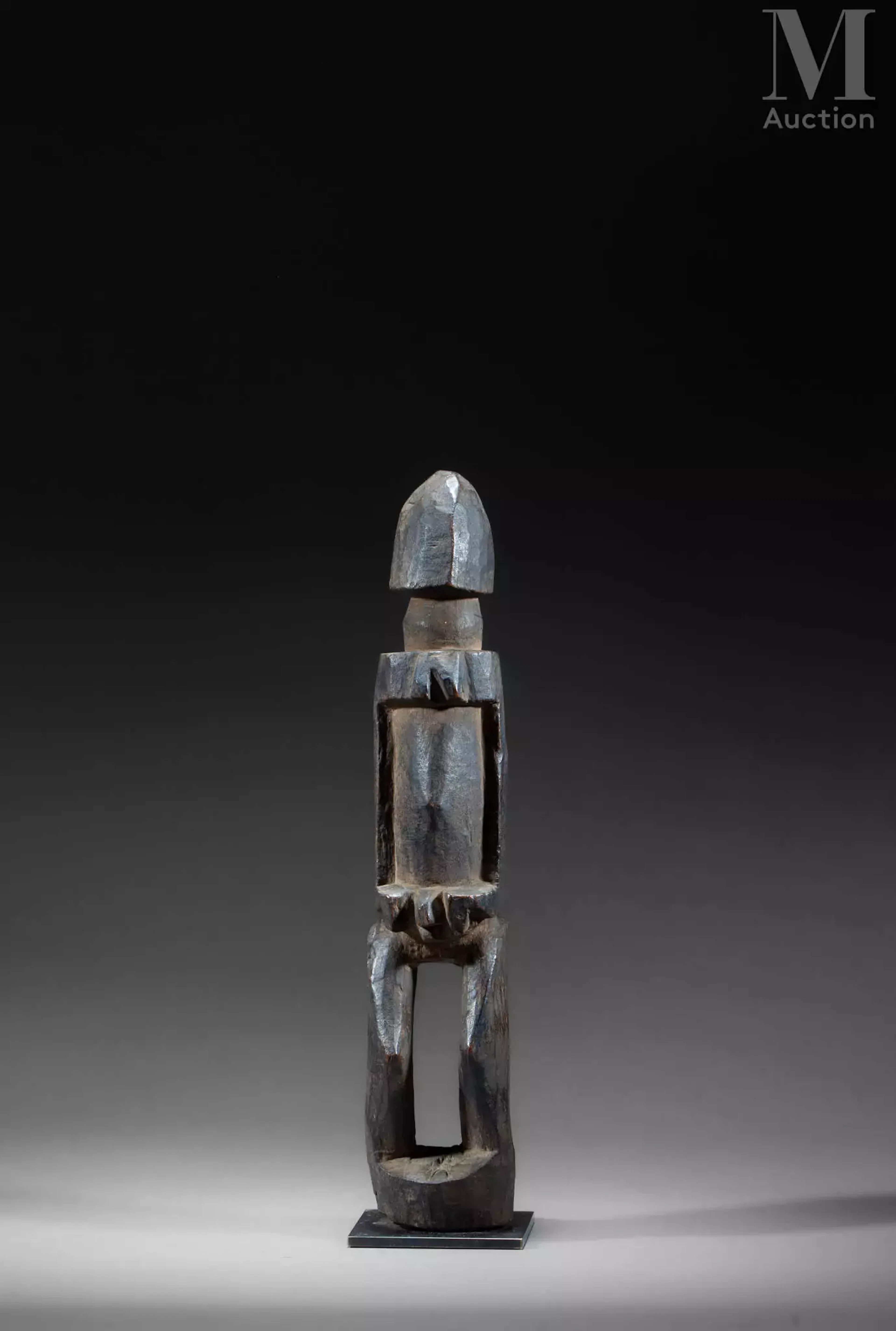 Figure à la tête phallique