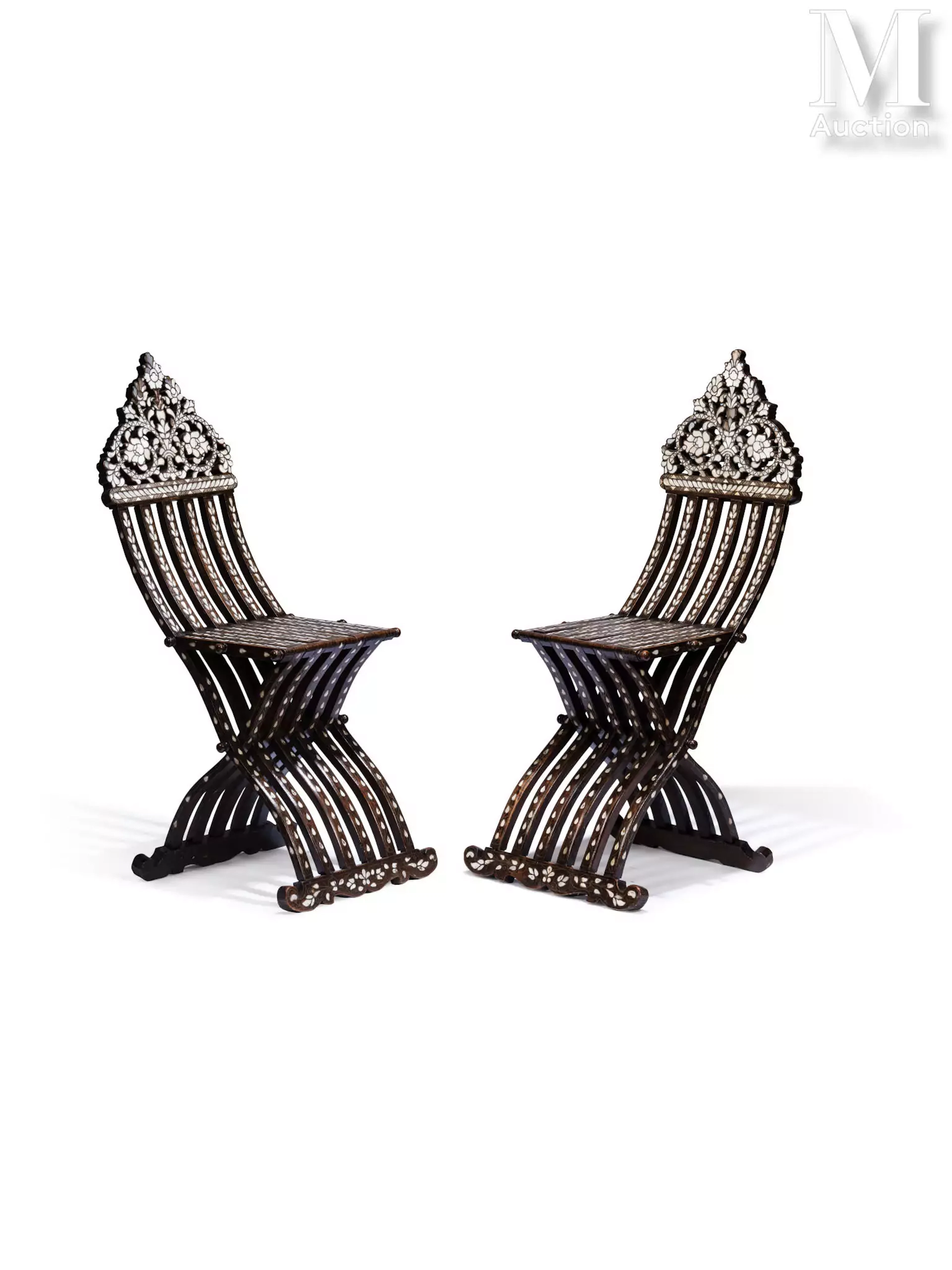 Paire de chaises pliantes syriennes à incrustations de nacre Syrie, XIXe siècle