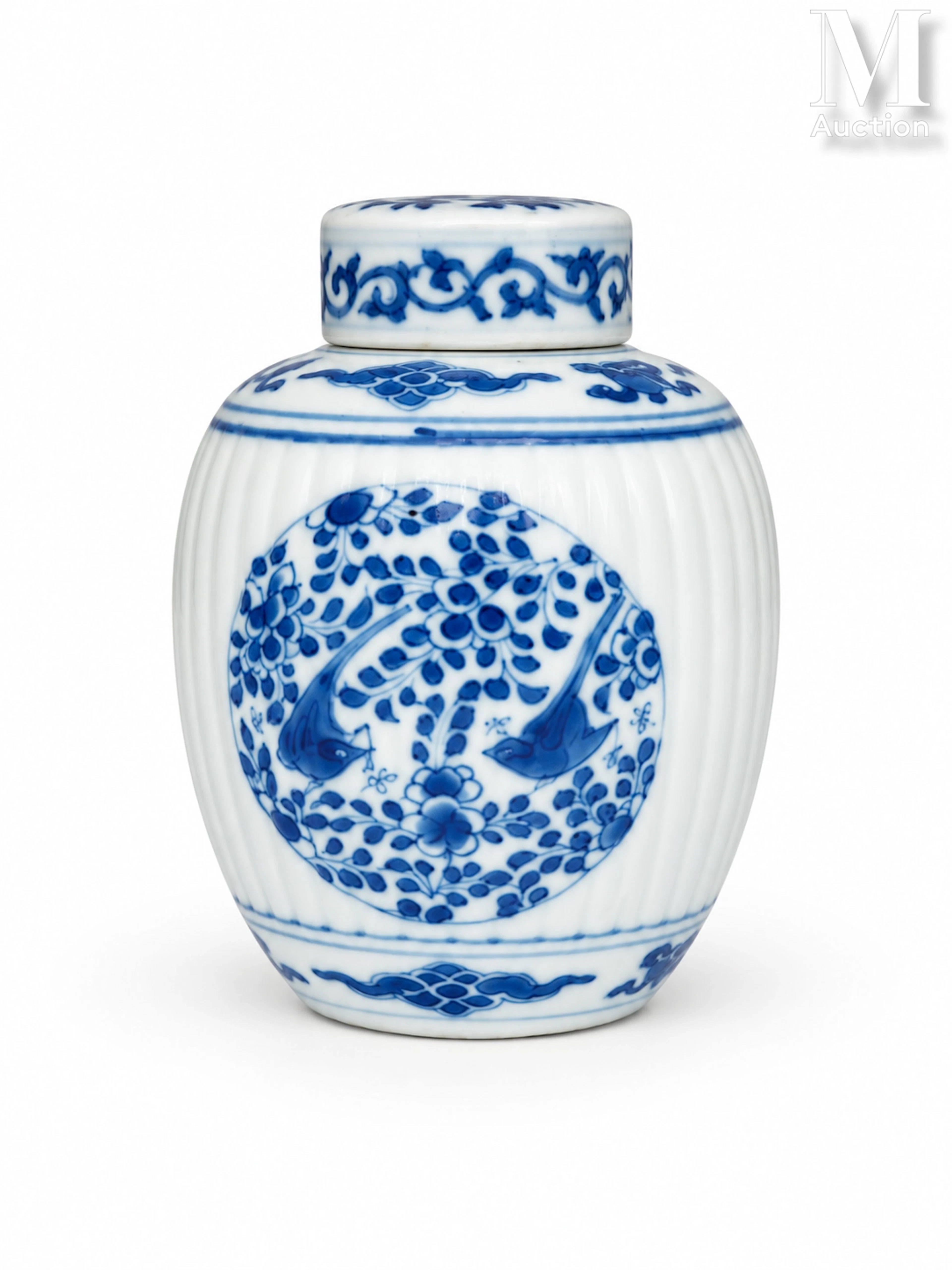CHINE, Epoque Kangxi, XVIIIe siècle Pot couvert en porcelaine