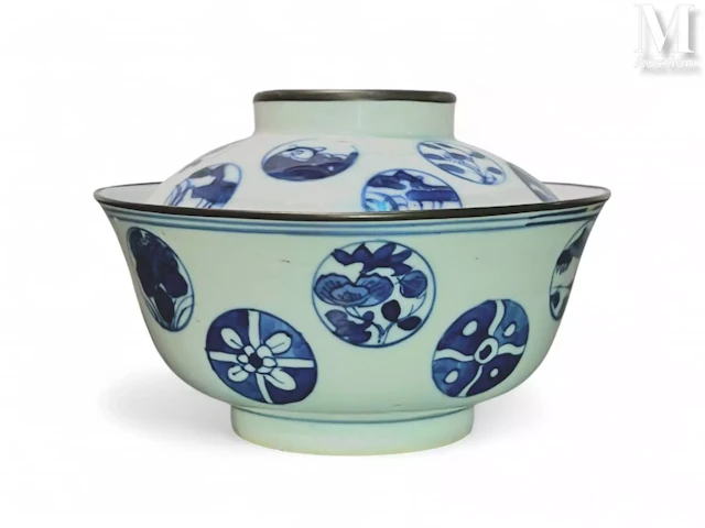 CHINE, XXe siècle Bol couvert en porcelaine bleu et blanc