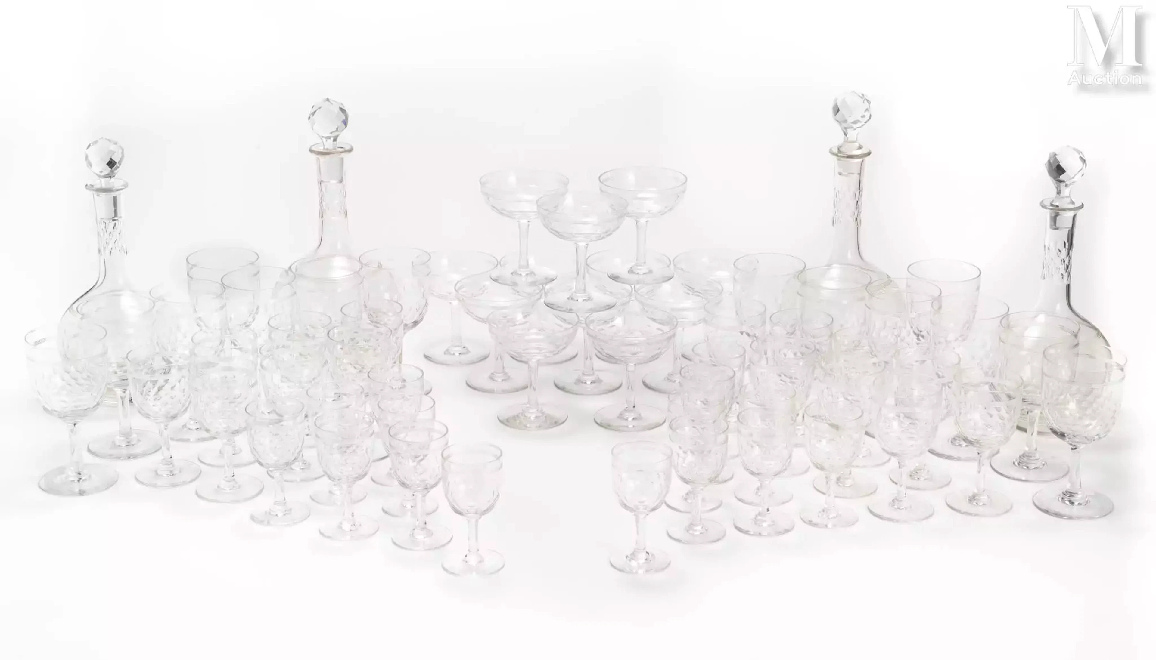BACCARAT Service en cristal forme 8470 taille 7743