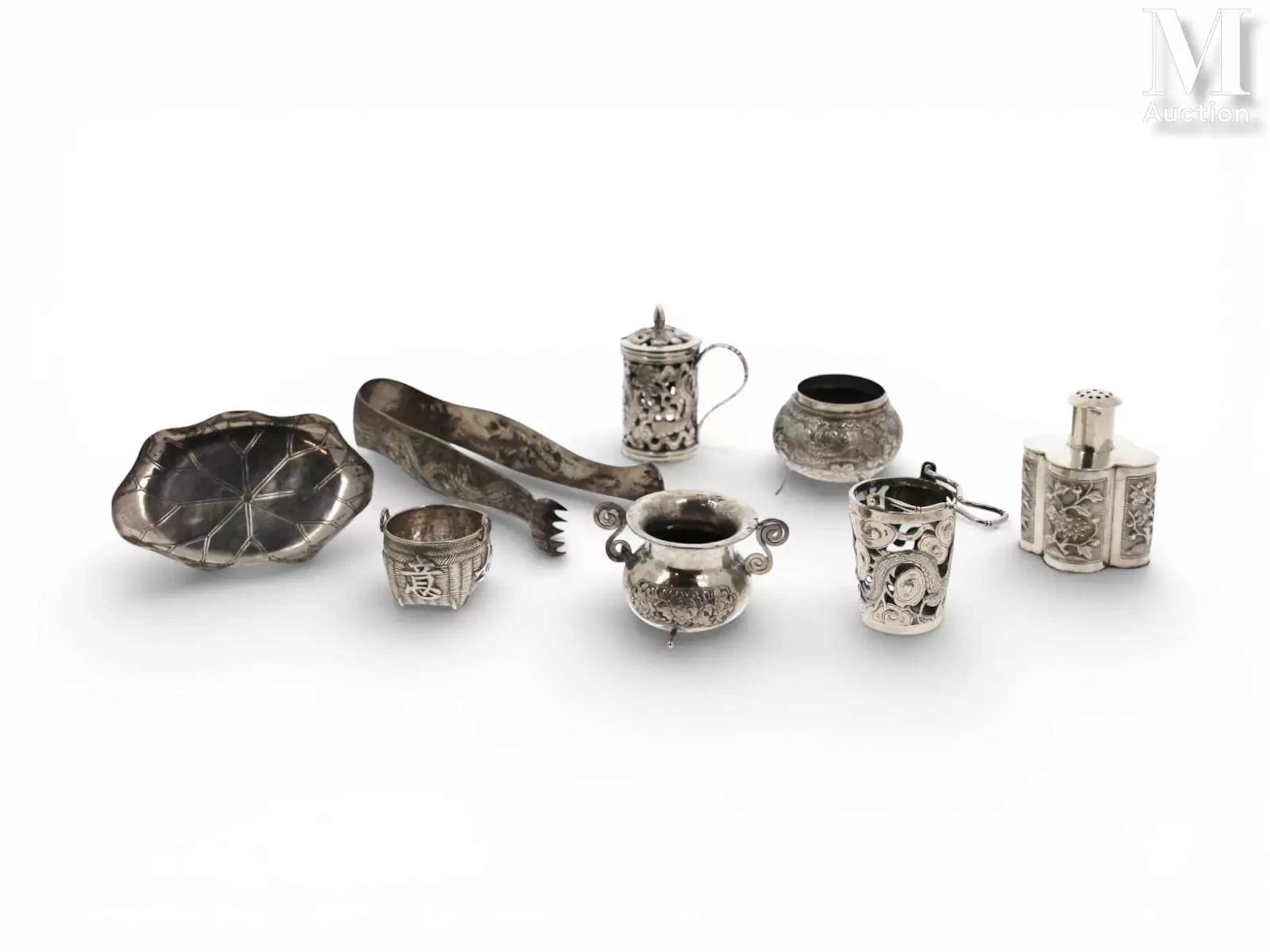 CHINE, XXe siècle Ensemble de huit pièces en argent*