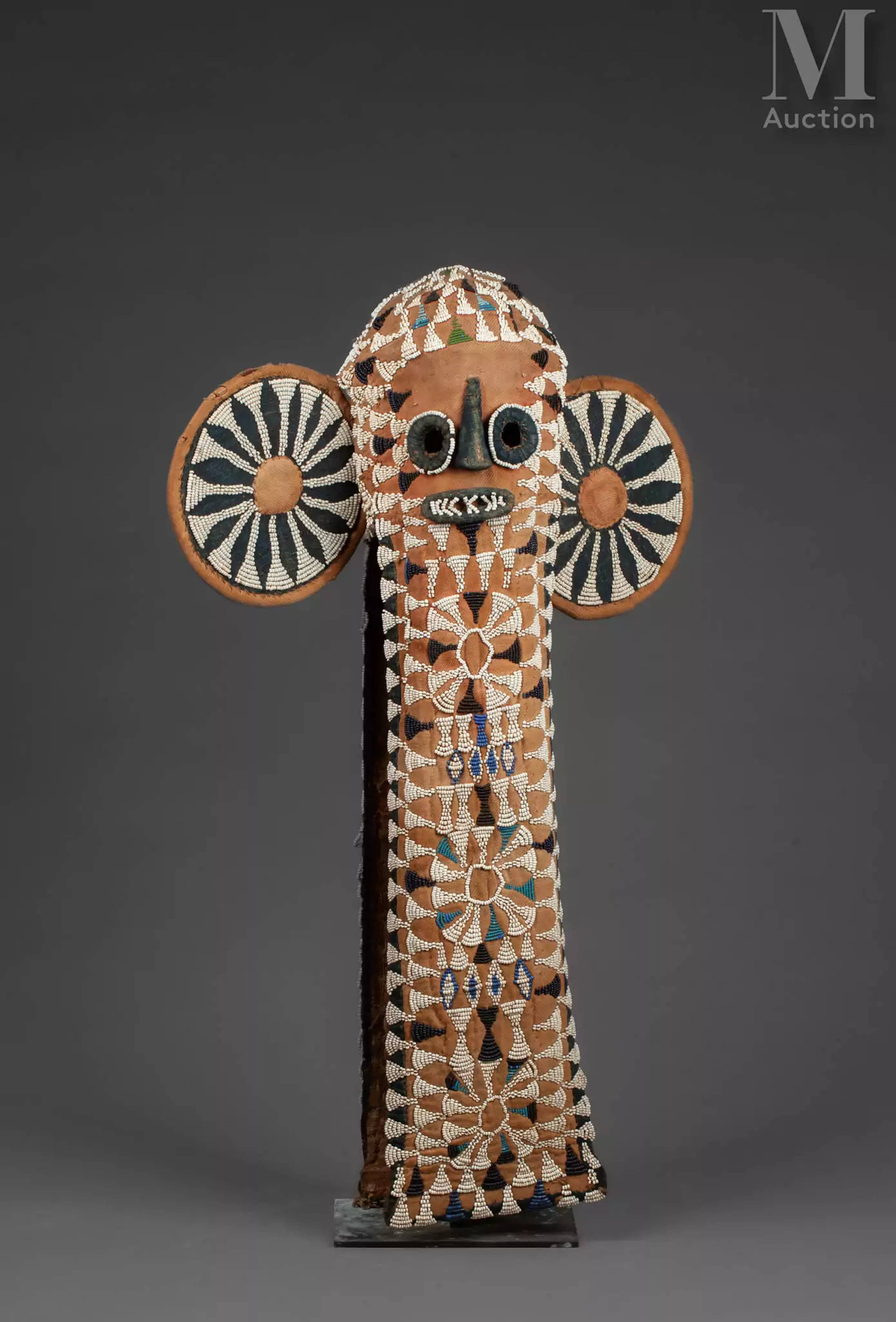 Masque éléphant aux grandes oreilles circulaires.