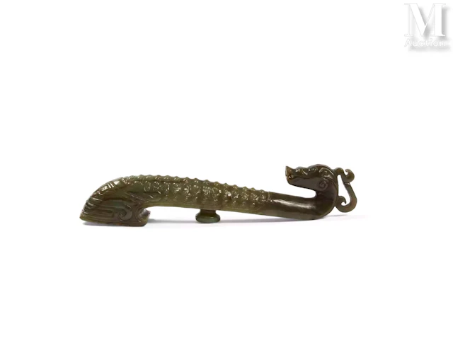 CHINE, XXe siècle Large fibule en jade