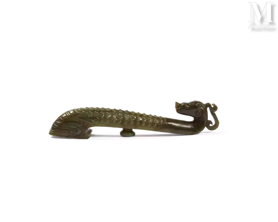 CHINE, XXe siècle Large fibule en jade