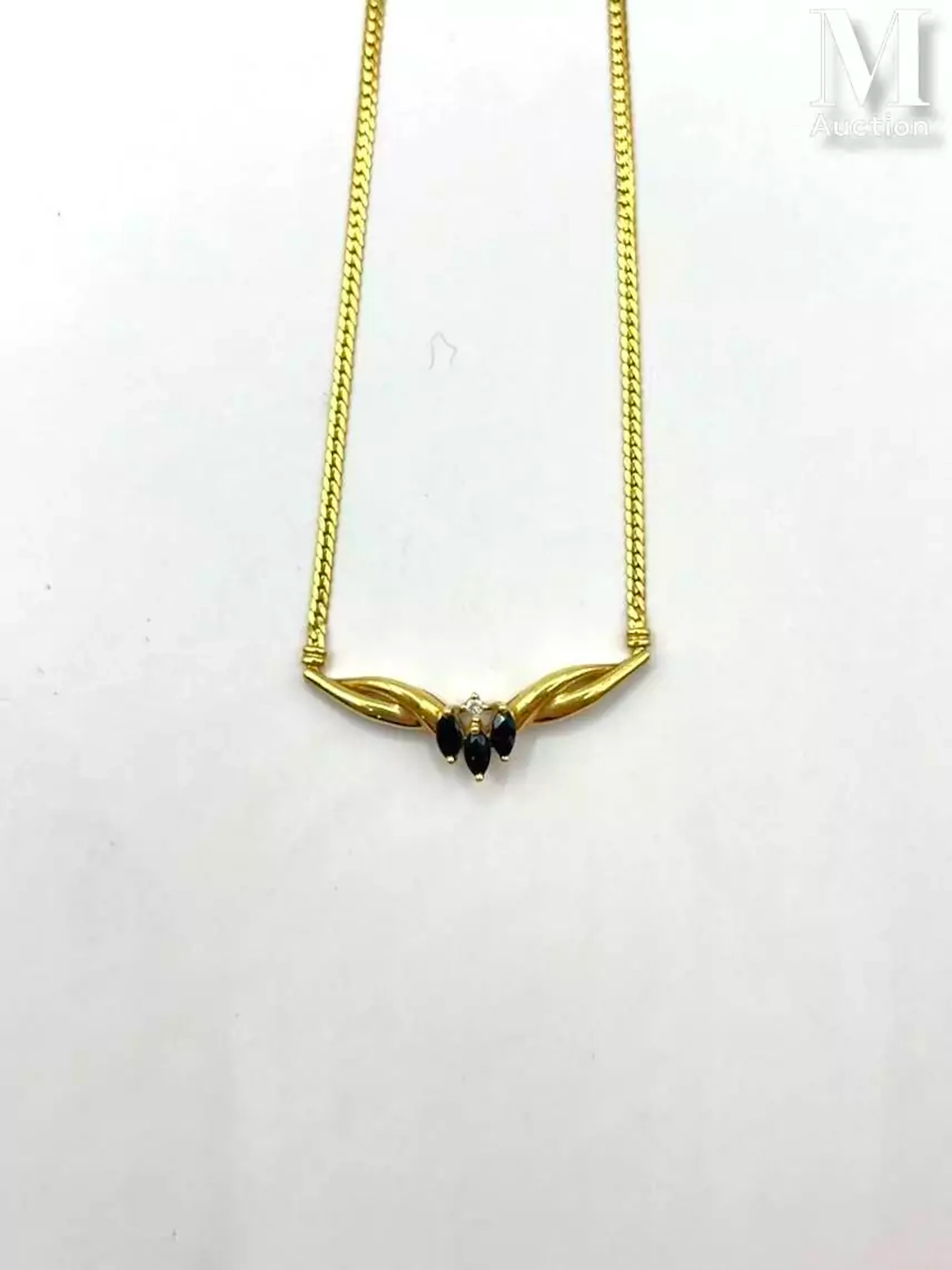 Collier or et saphir