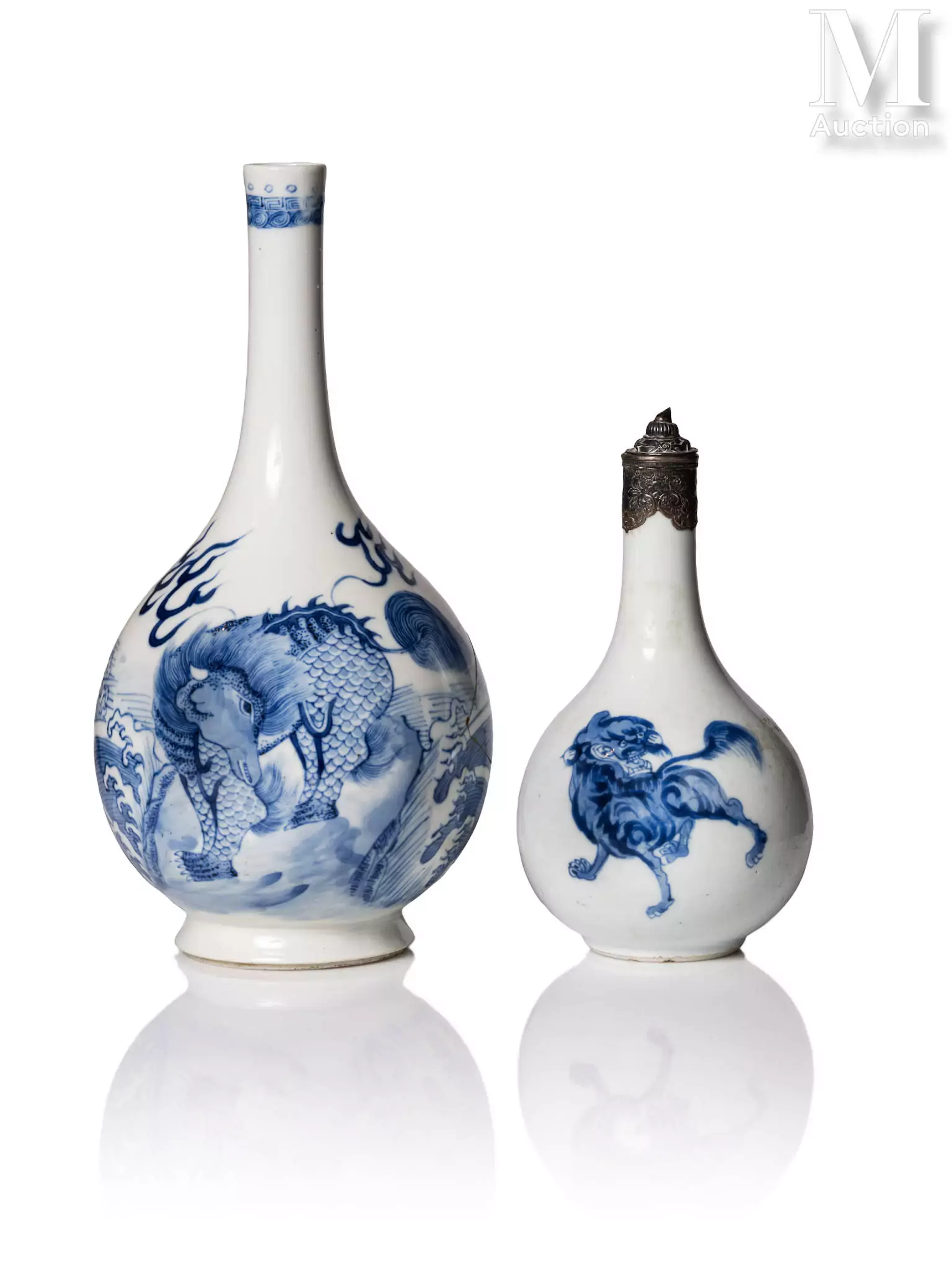 VIETNAM, XVIIIe et XXe siècle Ensemble de deux vases en porcelaine