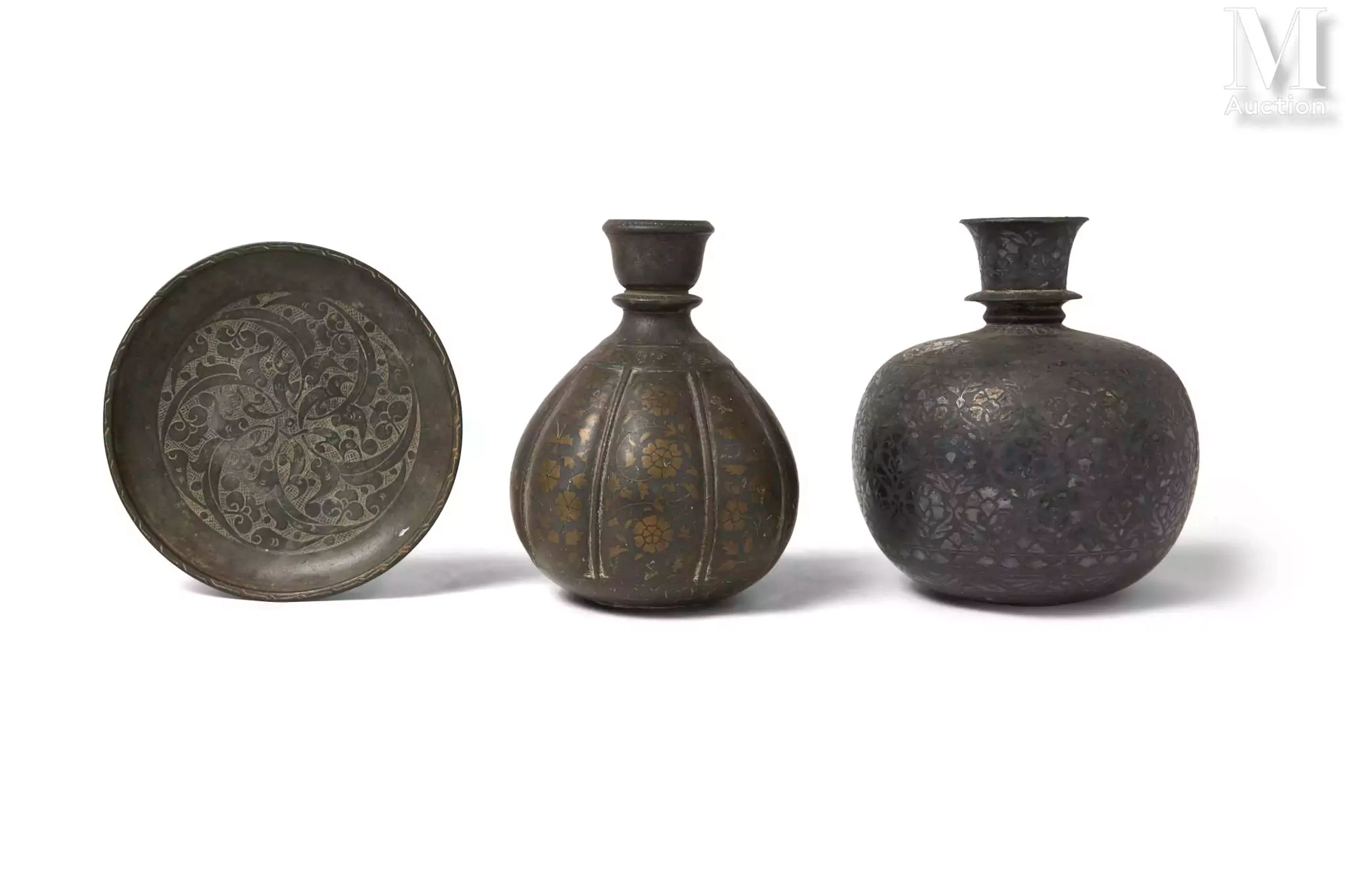 INDE, région du Deccan, XIXᵉ siècle Deux bases de hookah et un plat