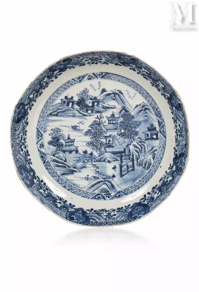 CHINE, Compagnie des Indes, XVIIIe siècle Assiette en porcelaine bleu et blanc