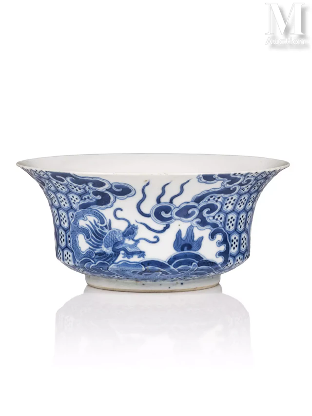 VIETNAM, XIXe siècle Grand bol en porcelaine "Bleu de Hué"