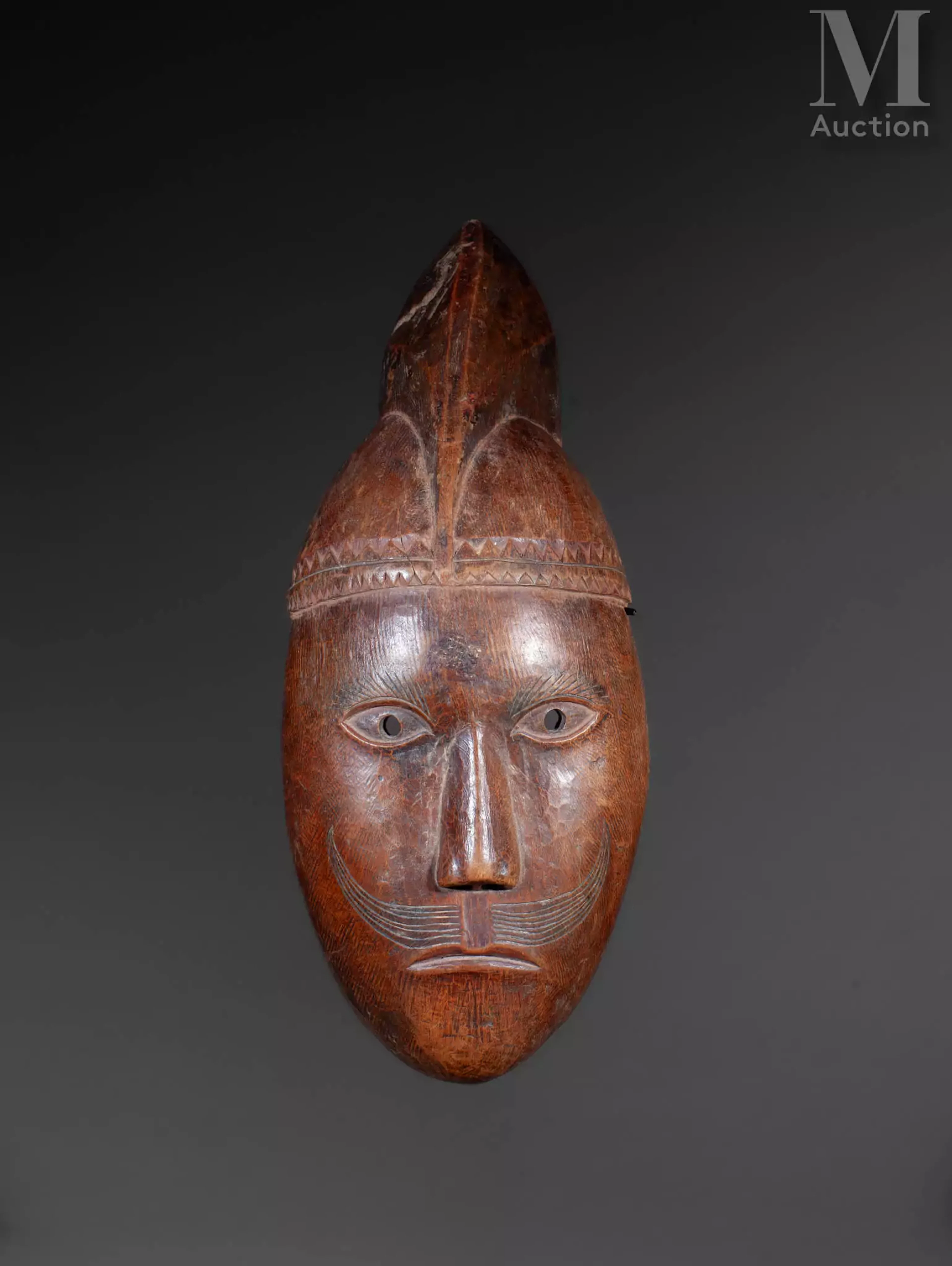 Masque aux longues moustaches