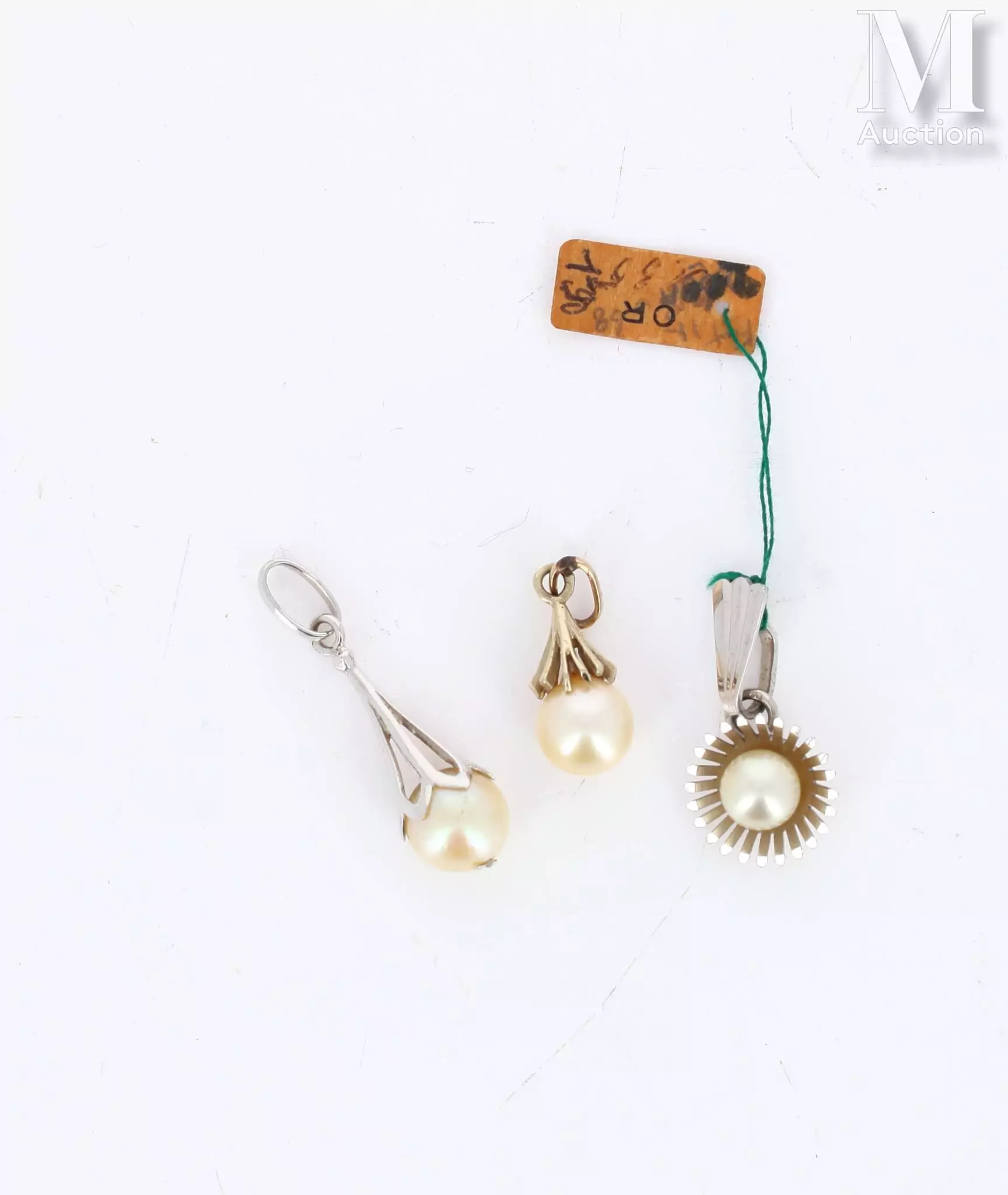 Ensemble de trois pendentifs