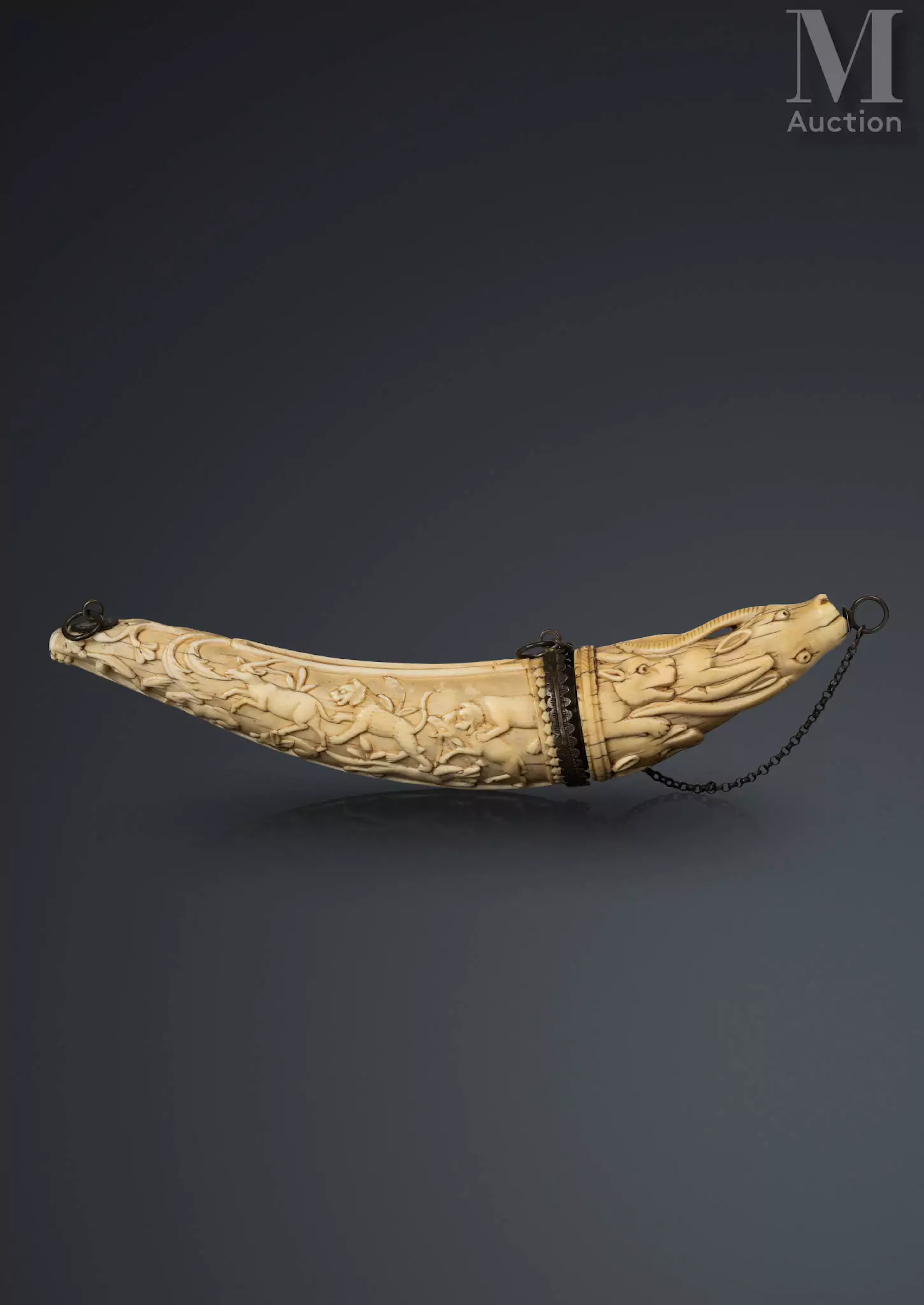 Importante poire à poudre moghole en ivoire sculpté à scène de chasse