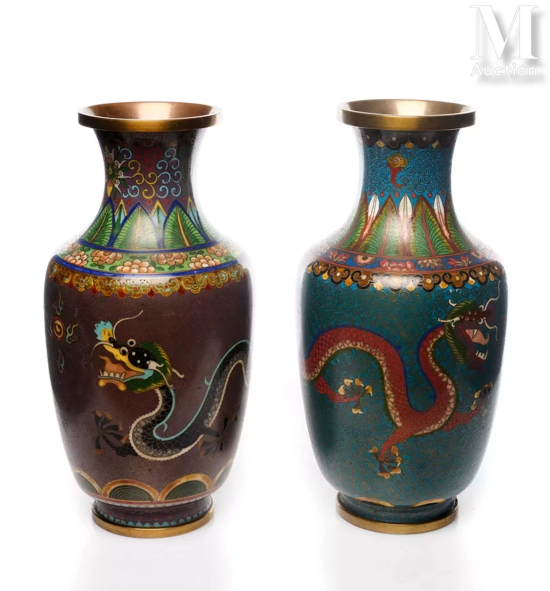CHINE, Vers 1900 Paire de vases en émaux cloisonnés