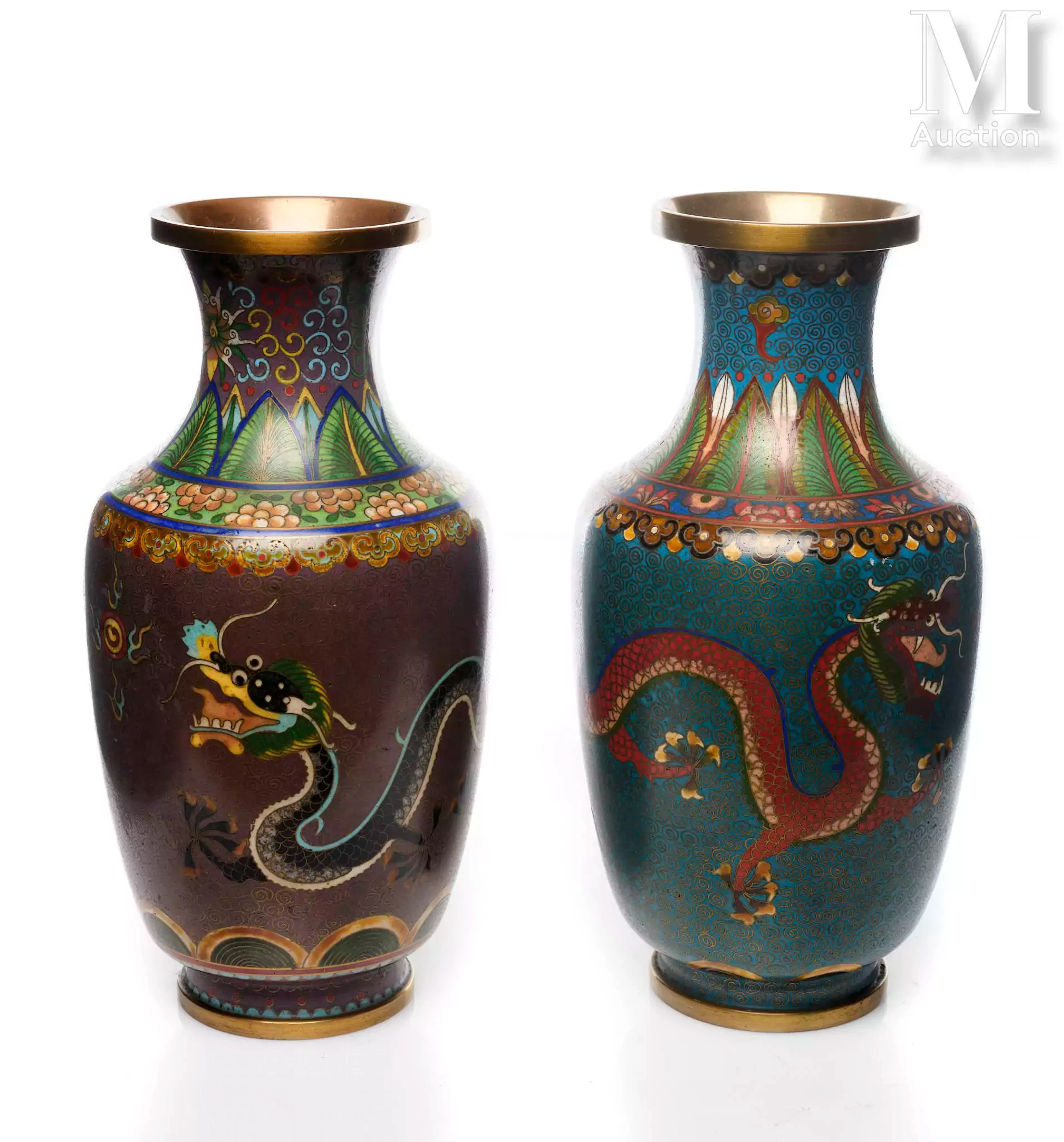 CHINE, Vers 1900 Paire de vases en émaux cloisonnés