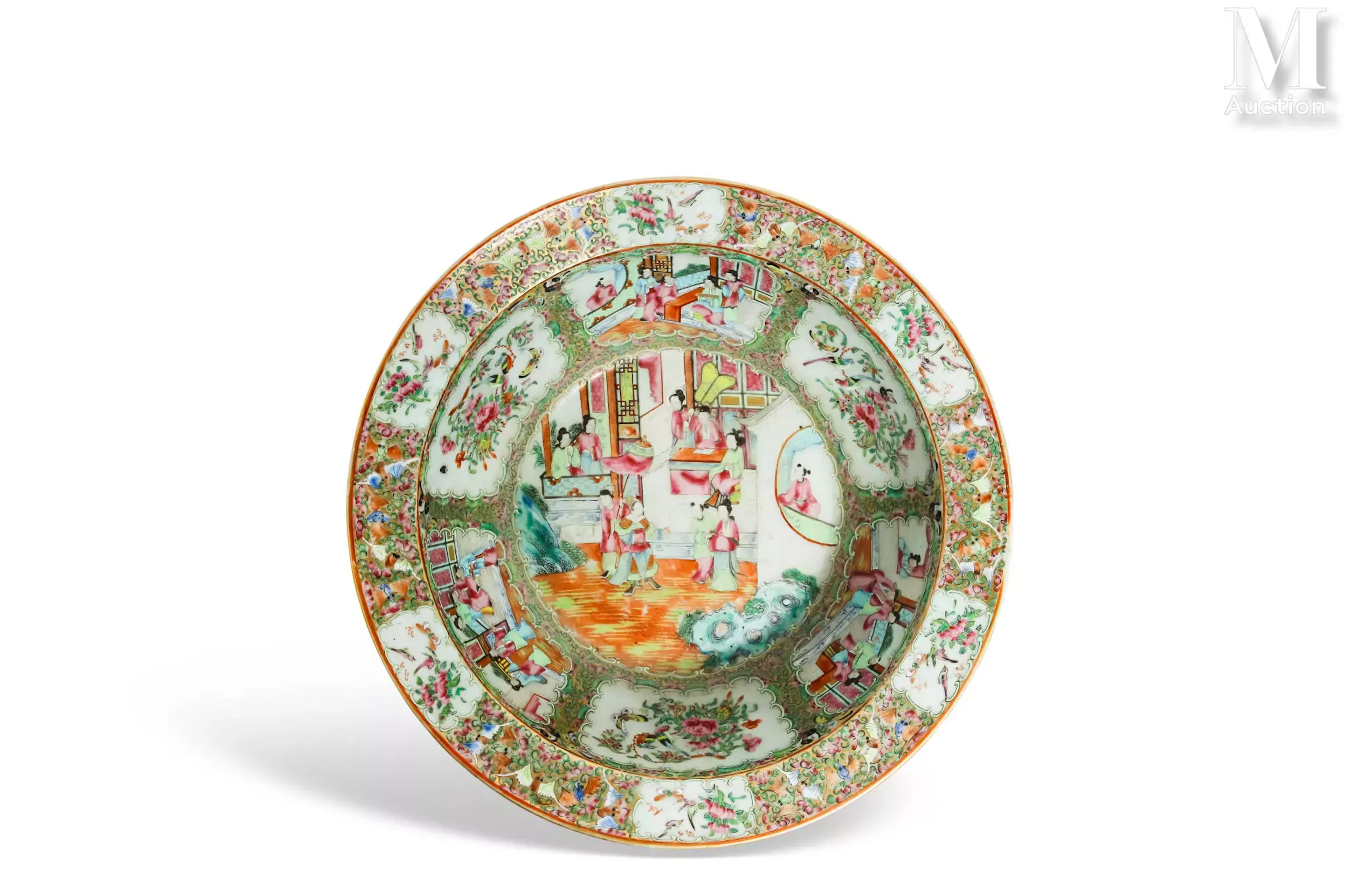 CHINE, XIXe siècle Bassin en porcelaine de Canton
