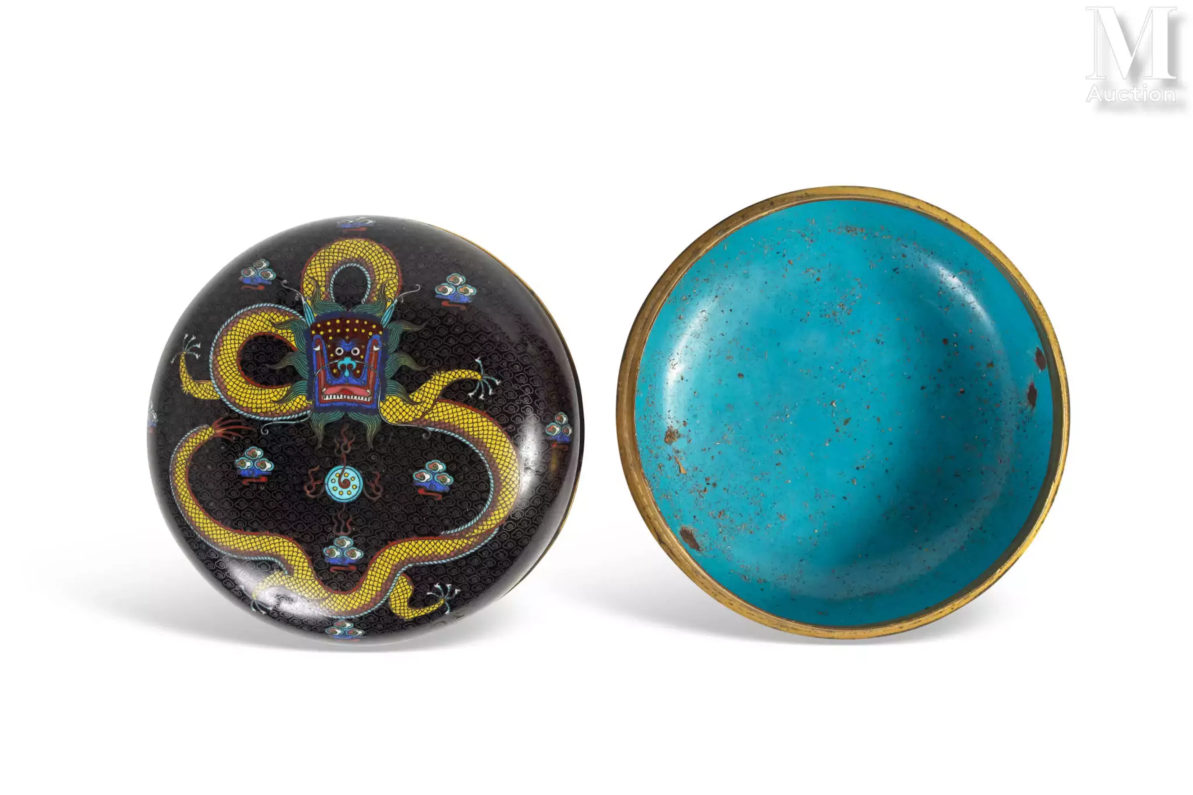 CHINE, XXe siècle Boîte en émaux cloisonnés