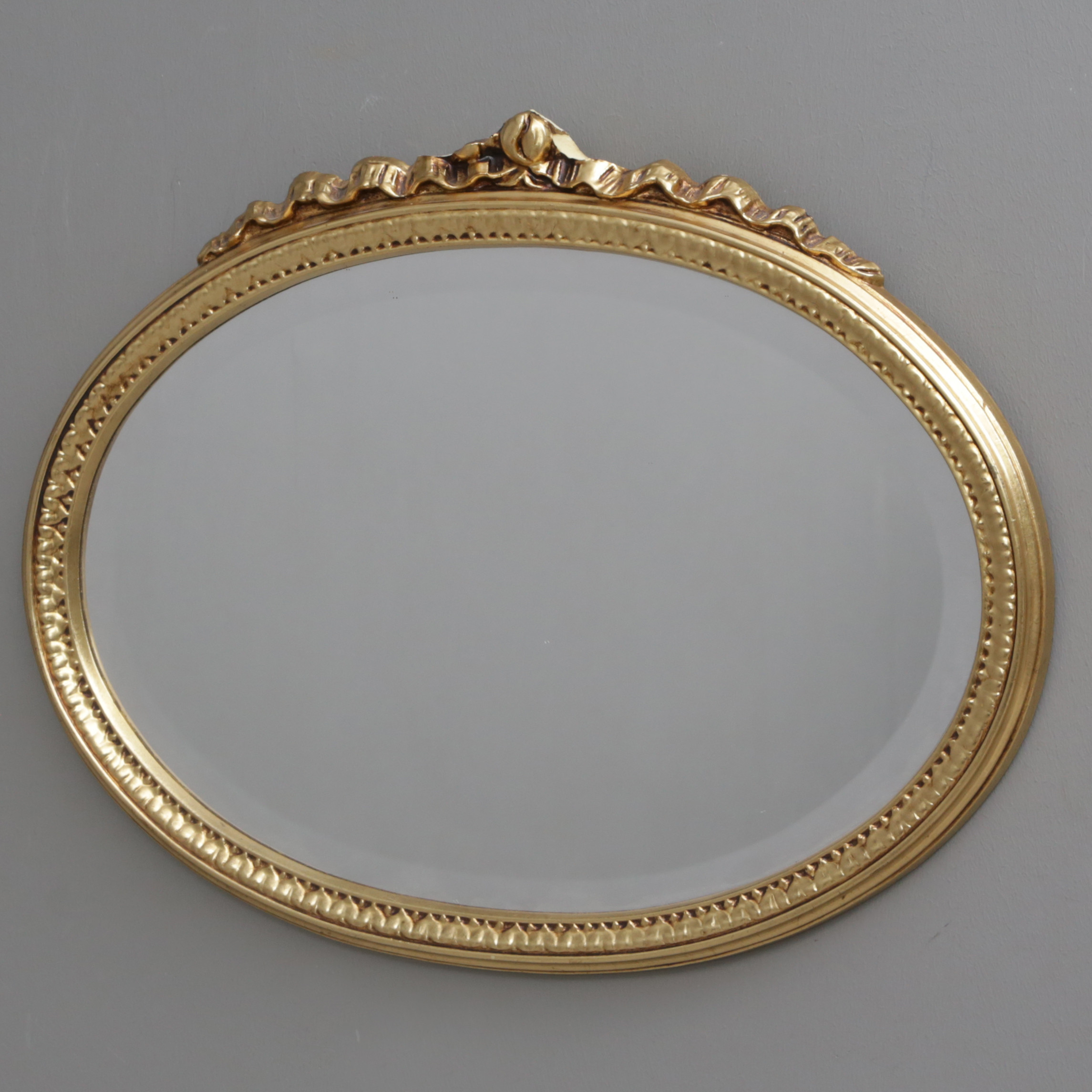 SPEGEL, guldmålad ram, oval.