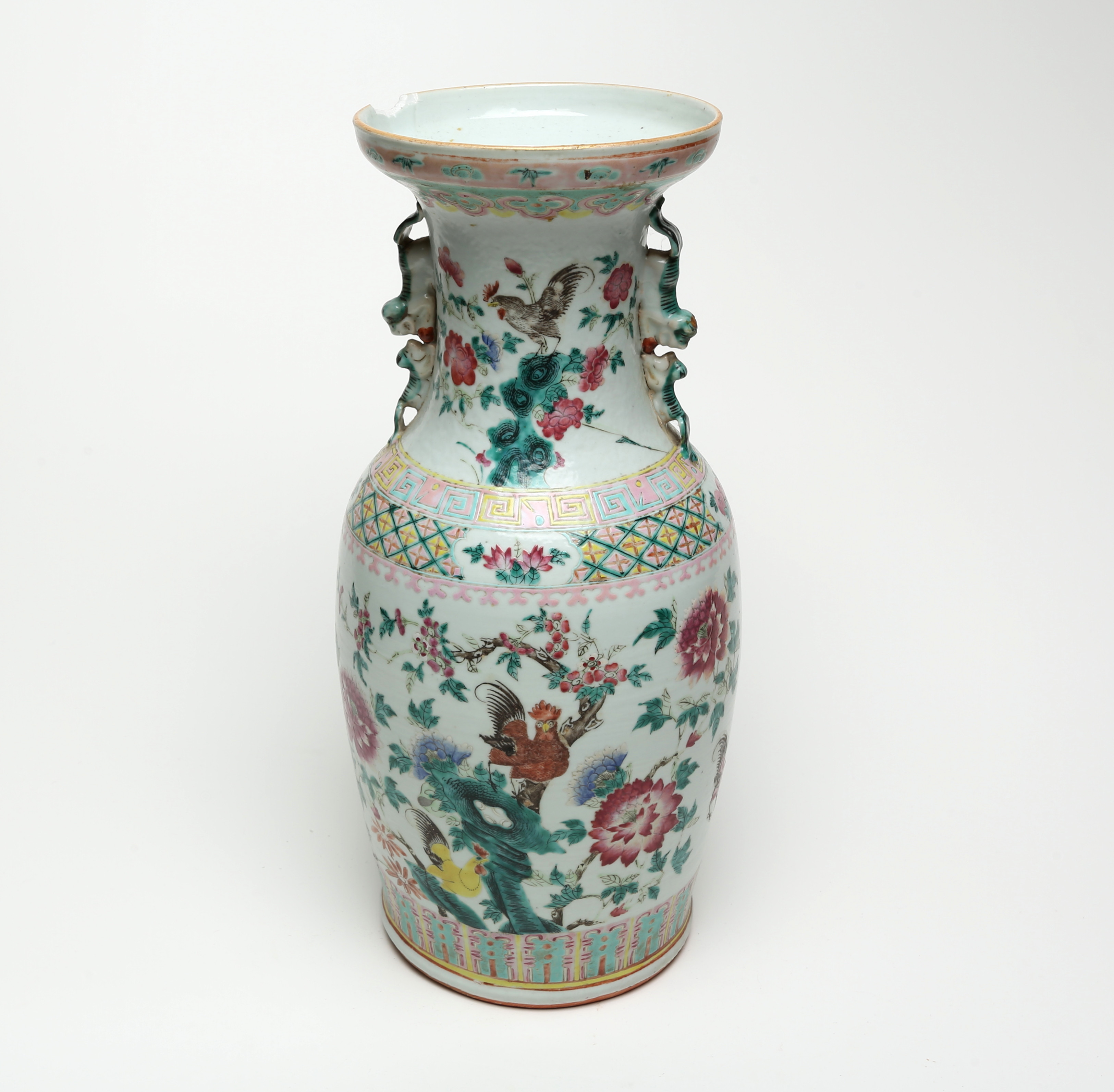 GOLVVAS, porslin, Kina, motiv med tuppar, sannolikt Guangxu (1875-1908).