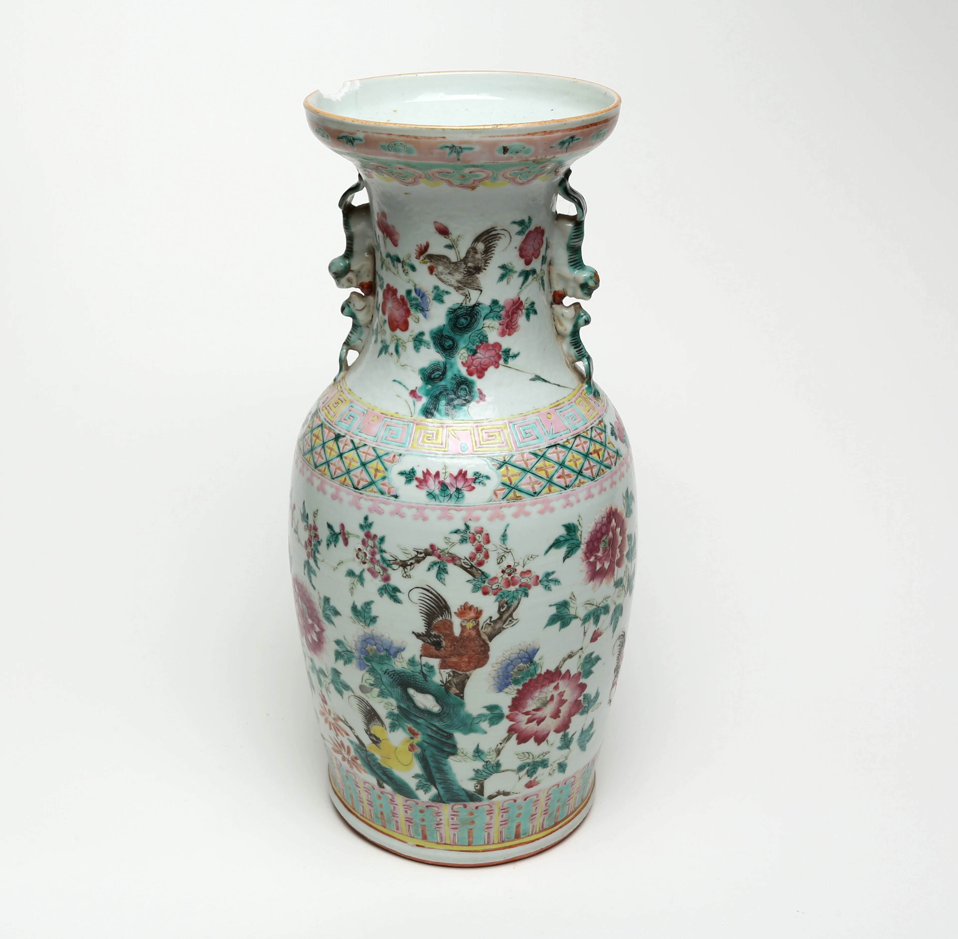 GOLVVAS, porslin, Kina, motiv med tuppar, sannolikt Guangxu (1875-1908).