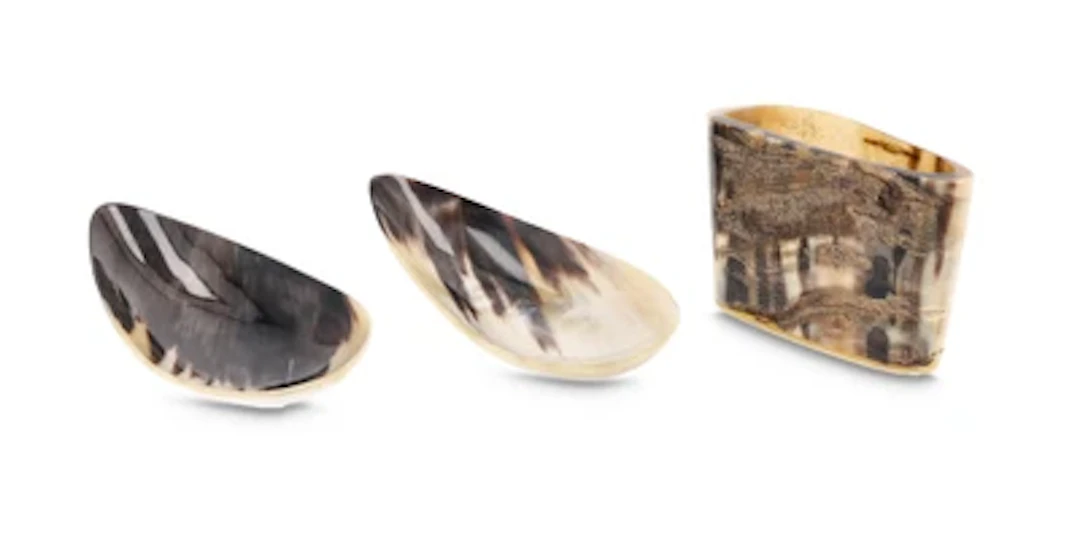 A Madras beaker made of horn, model number 5713, two horn bowls, model