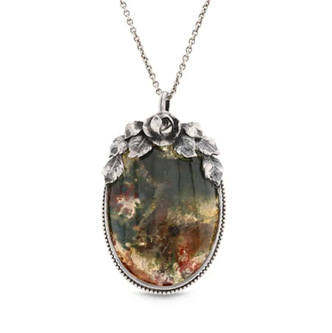 A silver necklace and pendant with rose decoration and agate, c. 1900/15