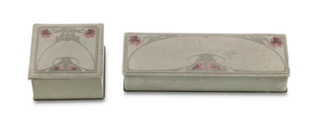 Zwei Deckeldosen mit textiler Bespannung mit vegetabilem Dekor, um 1900/15