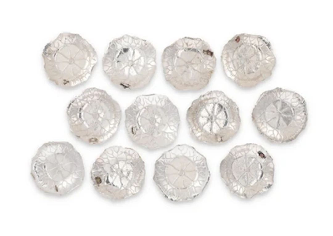12 Silber - und Mixed Metal -Teller, Japan 20. Jh.