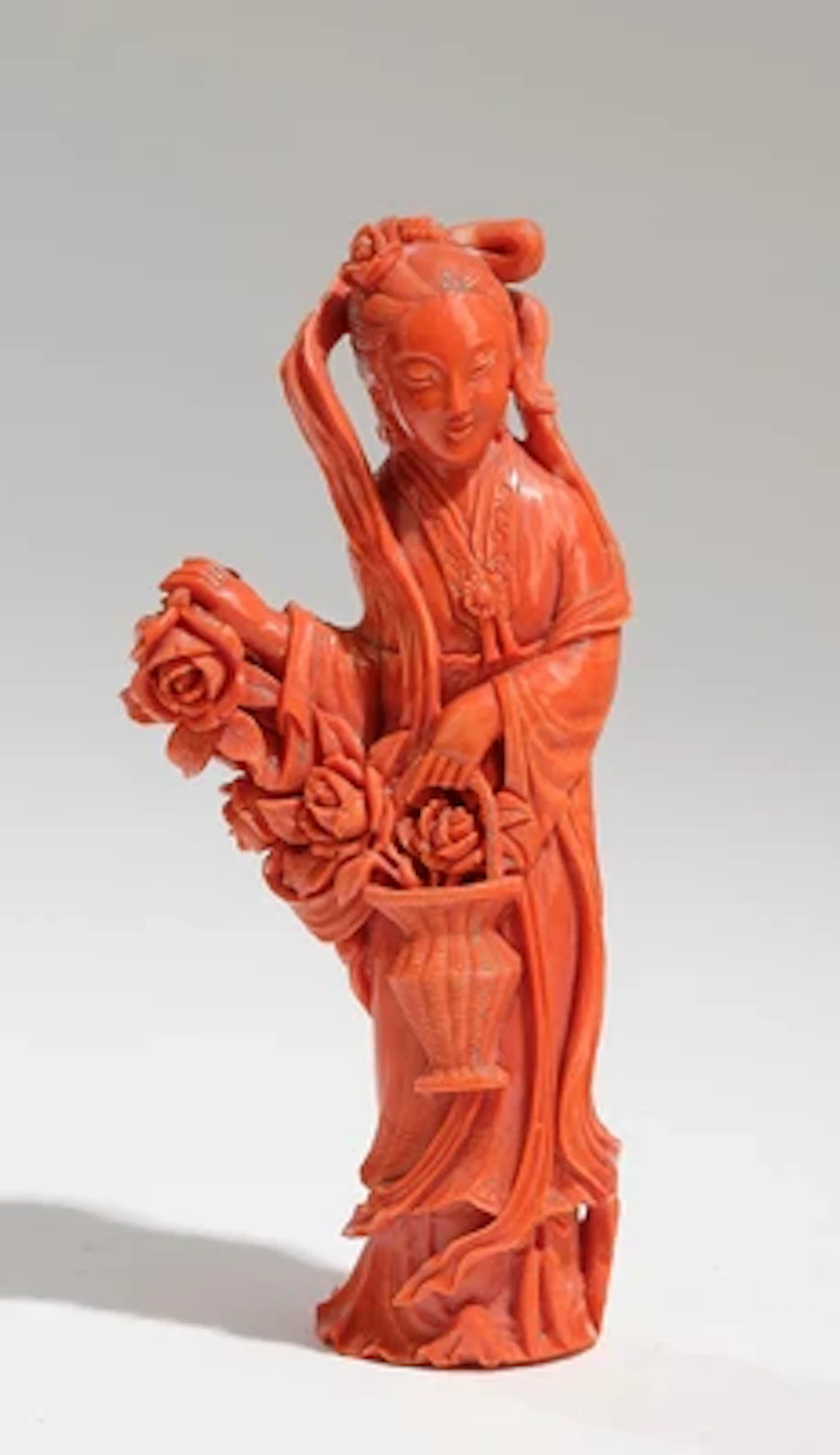 Korallenfigur einer Dame mit Blumenkorb, China