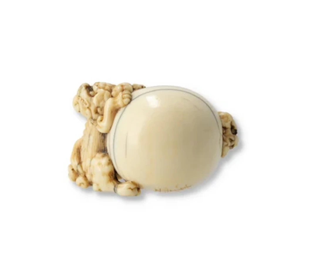 Netsuke eines shishi und einem Jungen aus Ei schlüpfend, Japan, 19.