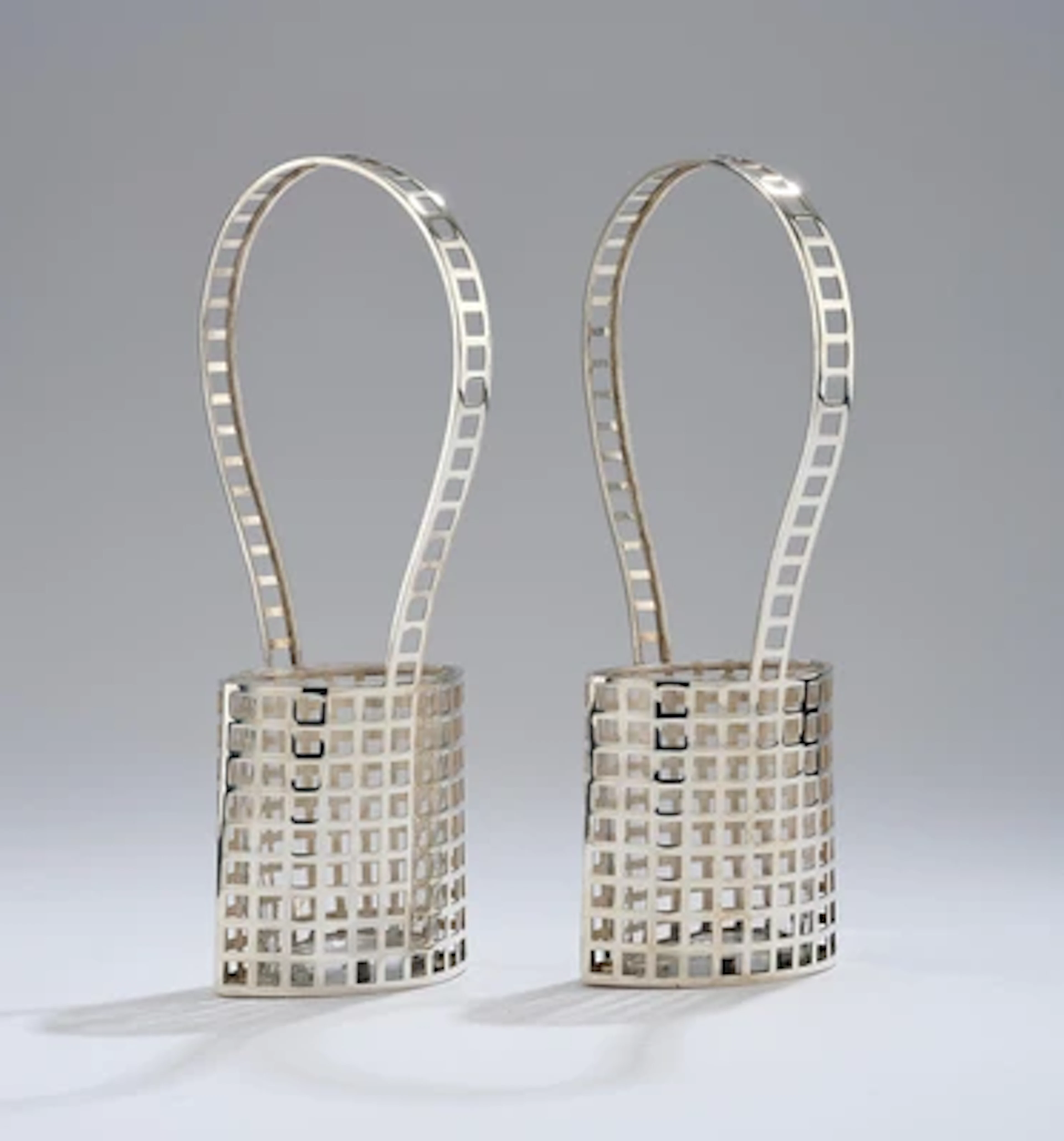Josef Hoffmann, zwei "Blumenkörbchen" aus Silber mit originalen Glaseinsätzen, Wiener Werkstätte, vor 1906
