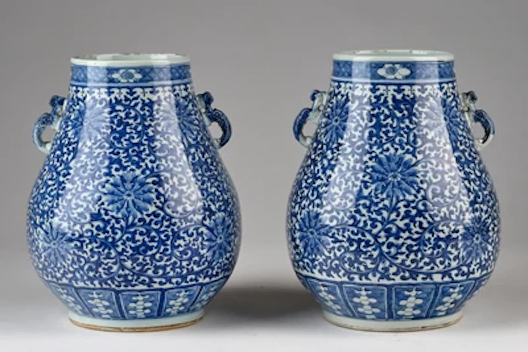Paar blau-weiße Vasen mit Lotusdekor, China, unterglasurblaue Marke