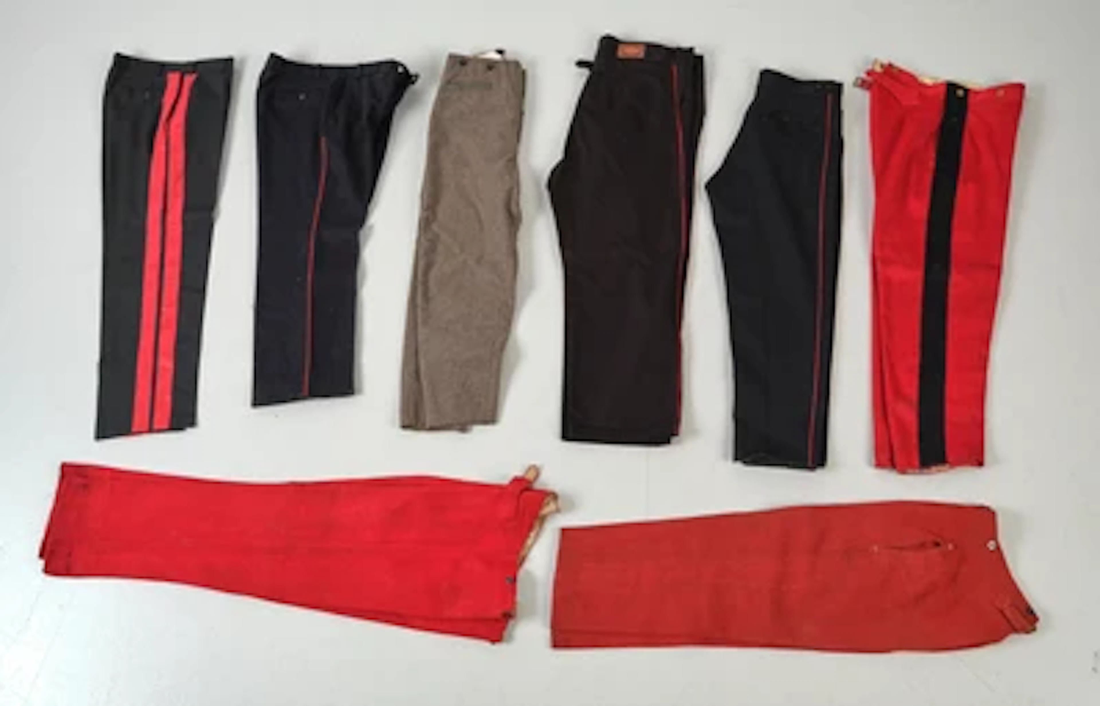 Konvolut von 8 militärischen Hosen