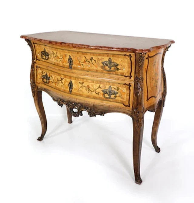 Kommode im Louis XV.-Stil unter Verwendung originaler Teile des 18.