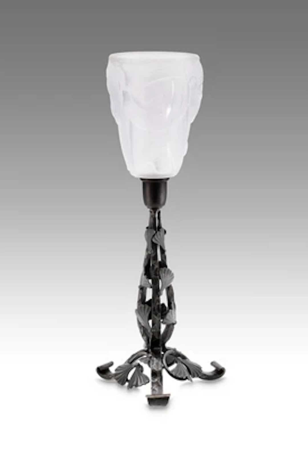 Tischlampe aus Schmiedeeisen mit Gingkoblattdekor, Degué, Cristalliere