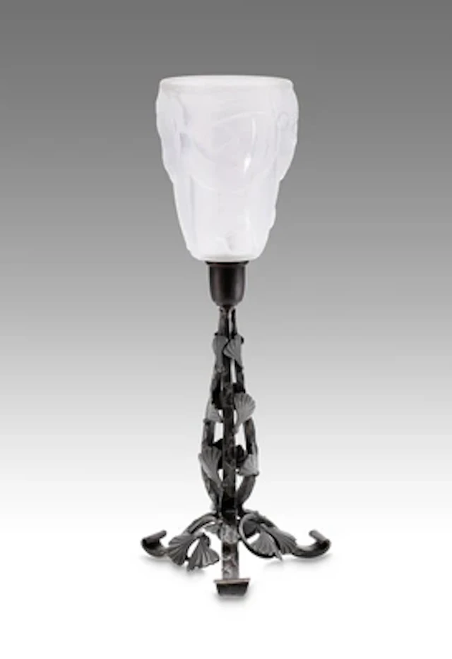 Tischlampe aus Schmiedeeisen mit Gingkoblattdekor, Degué, Cristalliere