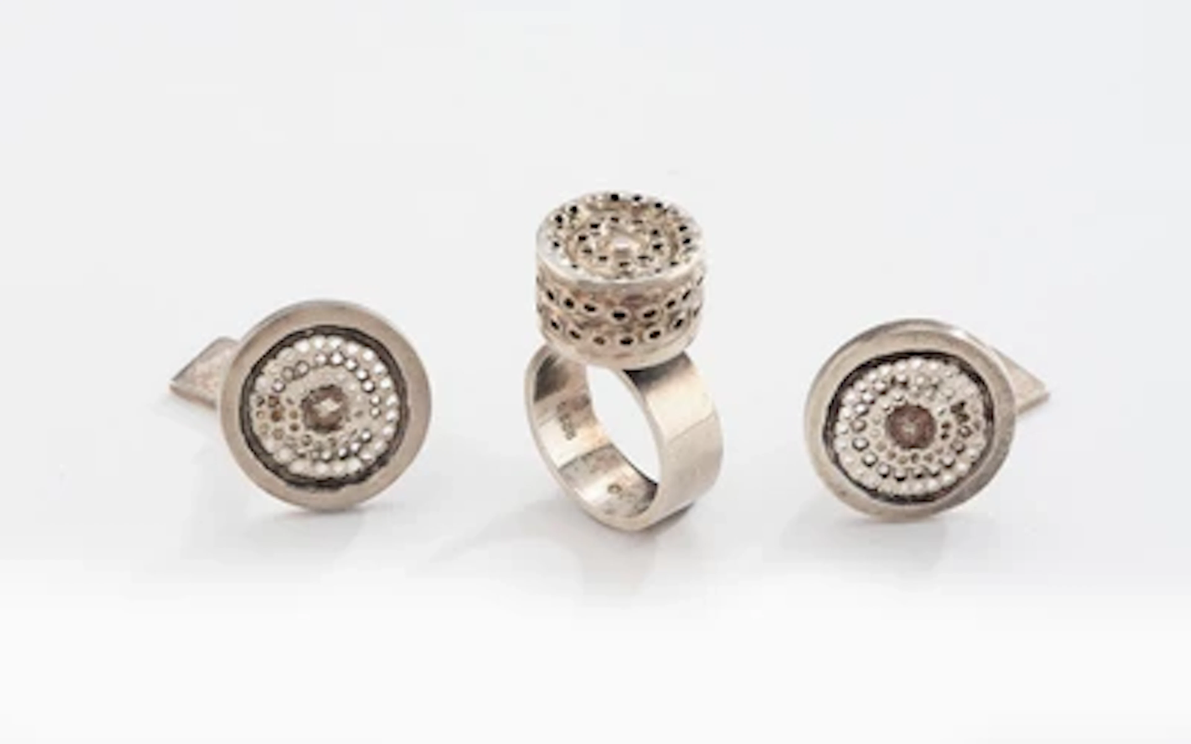 Lars Arby (Schweden, 1933-2002), Ring und Paar Manschettenknöpfe, Smed, Götheburg, 1967 und 1967
