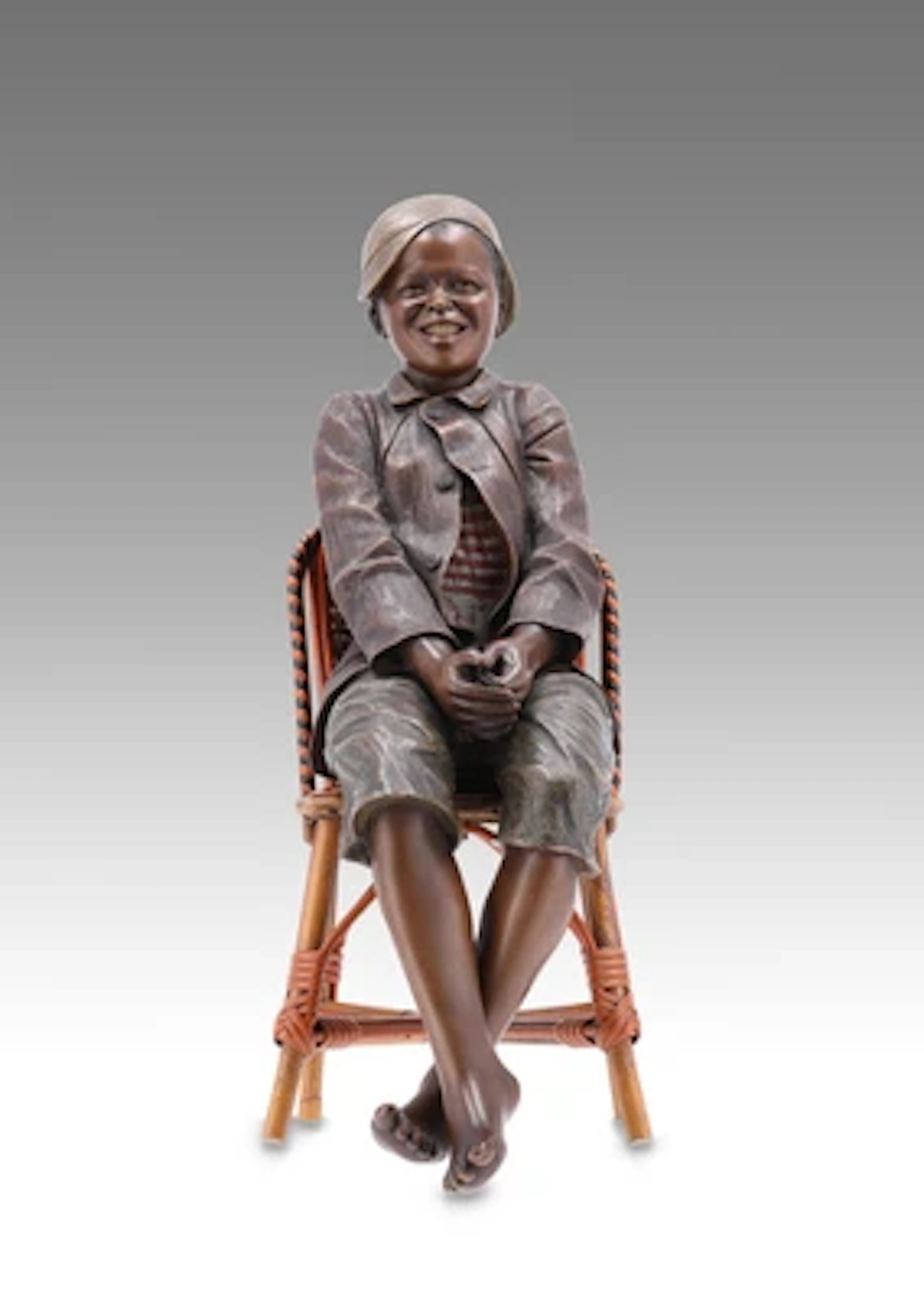 Haniroff, Figur: "Beim Photographen" - sitzender, lachender Knabe mit Kappe auf einem Sessel, Modellnummer: 1225, Entwurf: ca. 1897/98, Ausführung: Wiener Manufaktur Friedrich Goldscheider, bis 1910