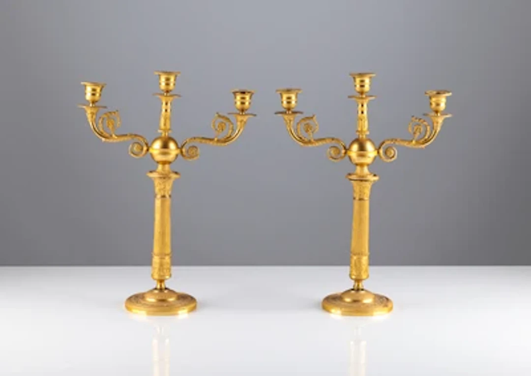 Paar Louis XVIII. Ormolu Kandelaber, Frankreich, um 1820