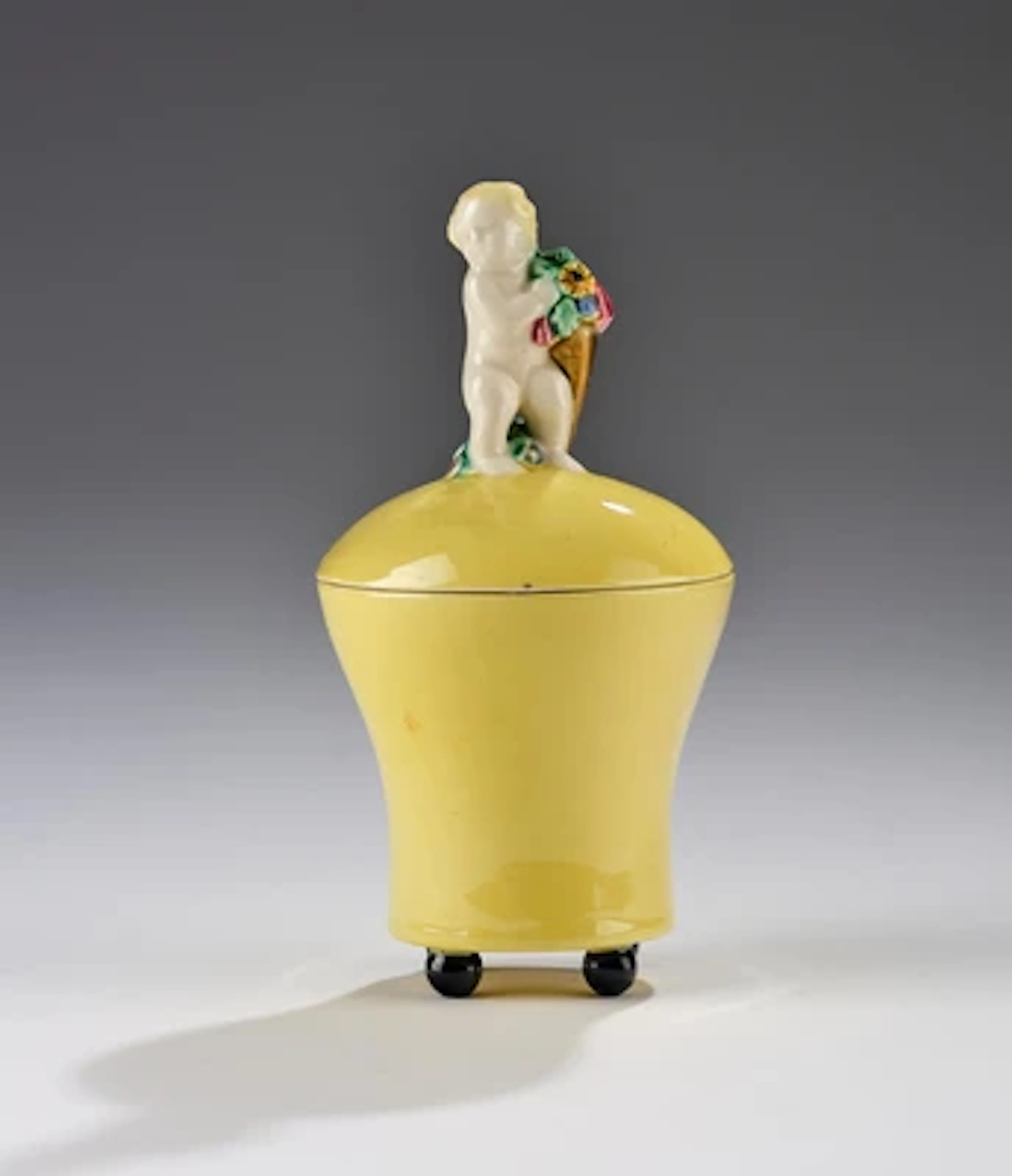 Bertold Löffler und Michael Powolny, Dose mit Füllhornputto, WK Modellnummer: 323, Entwurf: 1912, Ausführung: Gmundner Keramik, um 1932