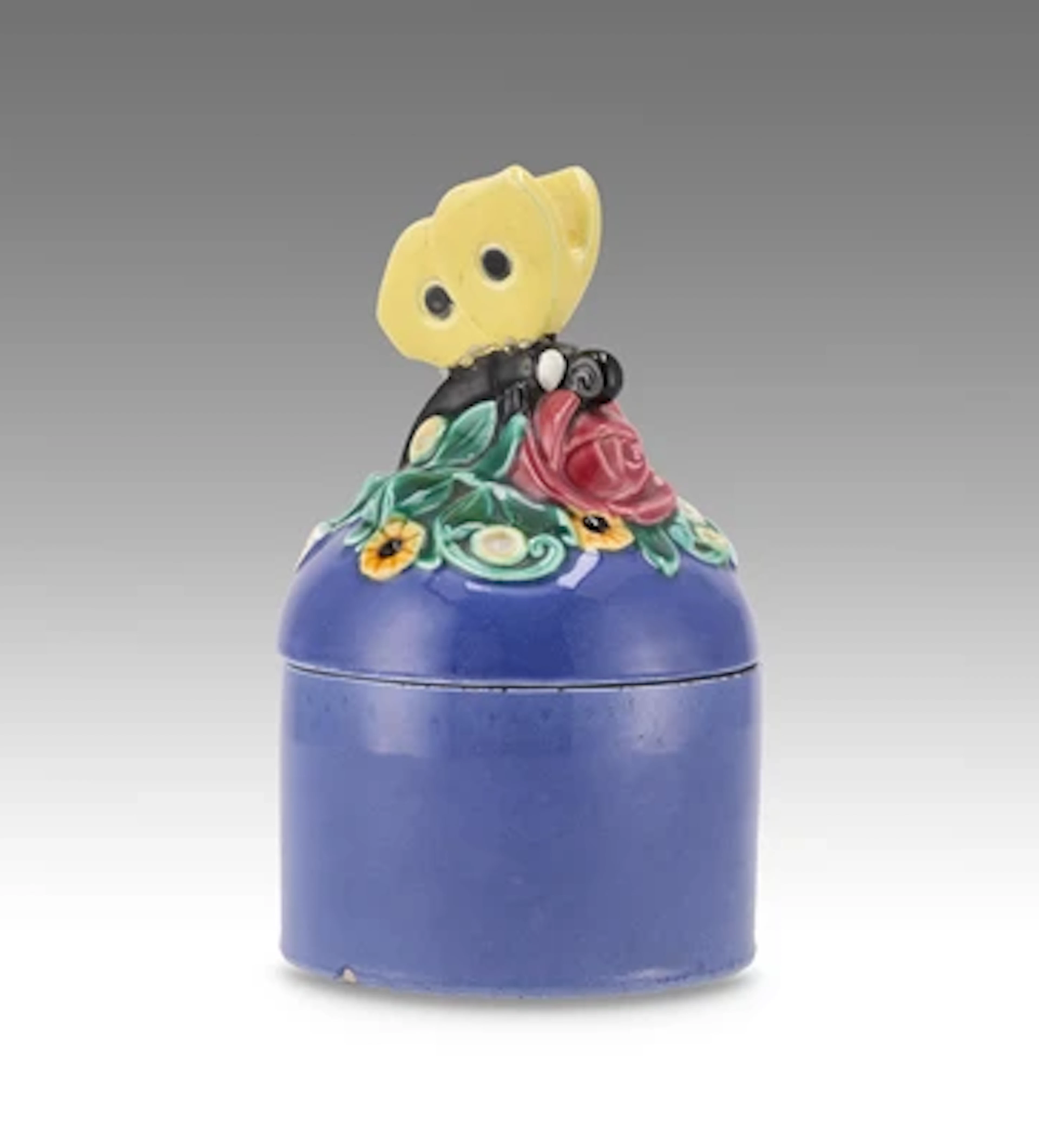 Bertold Löffler, "Schmetterlingsdose" ("Bonboniere mit Libelle"), Modellnummer: 144, Entwurf: um 1910, Ausführung: Vereinigte Wiener und Gmundner Keramik, bis 1923