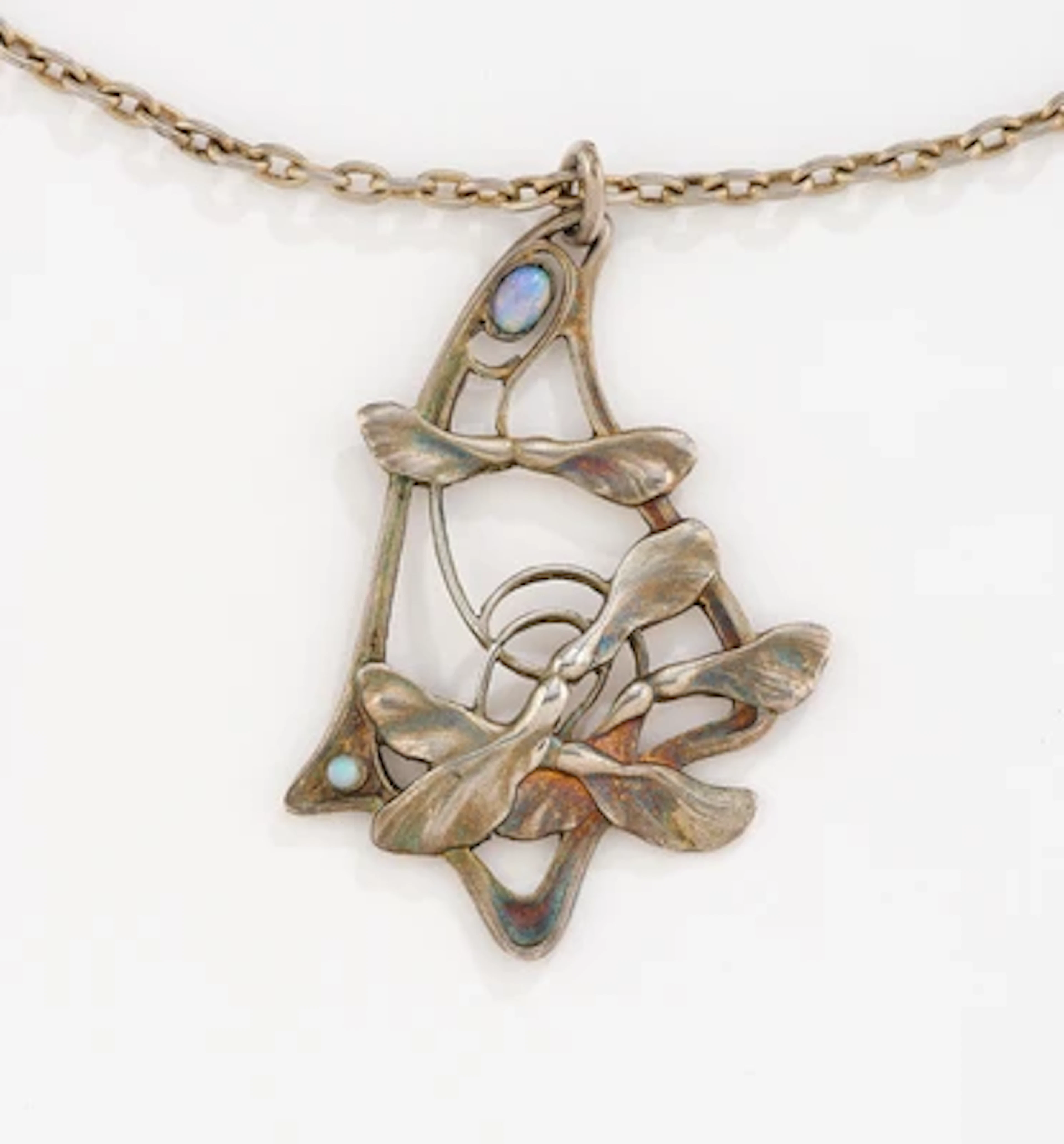 Josef Maria Auchentaller (Wien 1865-1945 Grado), Anhänger aus vergoldetem Silber mit Gingkodekor und Opalen, Georg Adam Scheid, Wien, bis 1900. Entwurf präsentiert auf der Weltausstellung in Paris 1900.