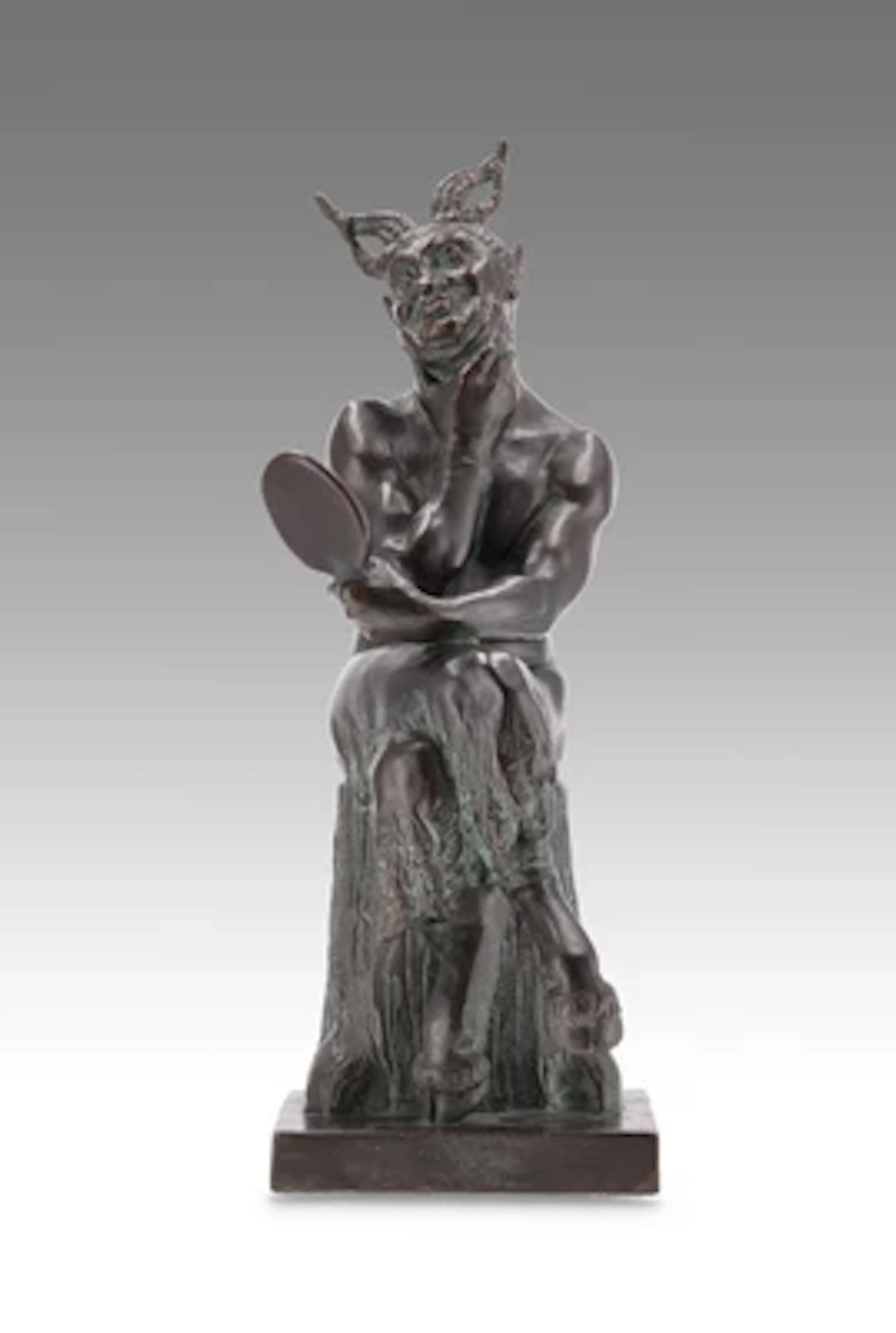 Große Bronzeskulptur "Hoffart" - sitzender Satyr mit Spiegel, um 1900/30