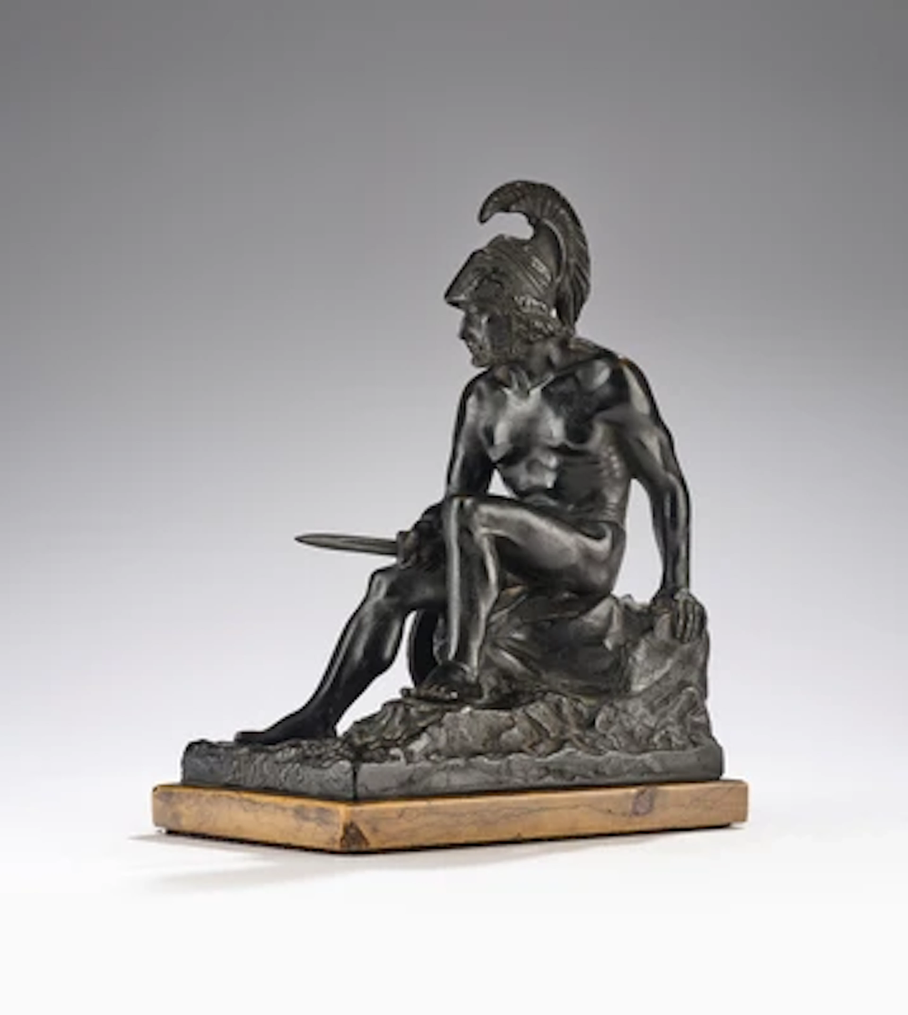 Bronzeobjekt eines sitzenden Kämpfers mit Speer und Schild, wohl Bruno Zach, Wien, um 1925