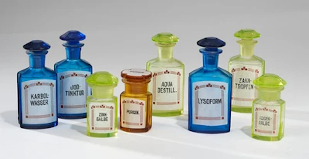 Acht Apothekenstandgefässe