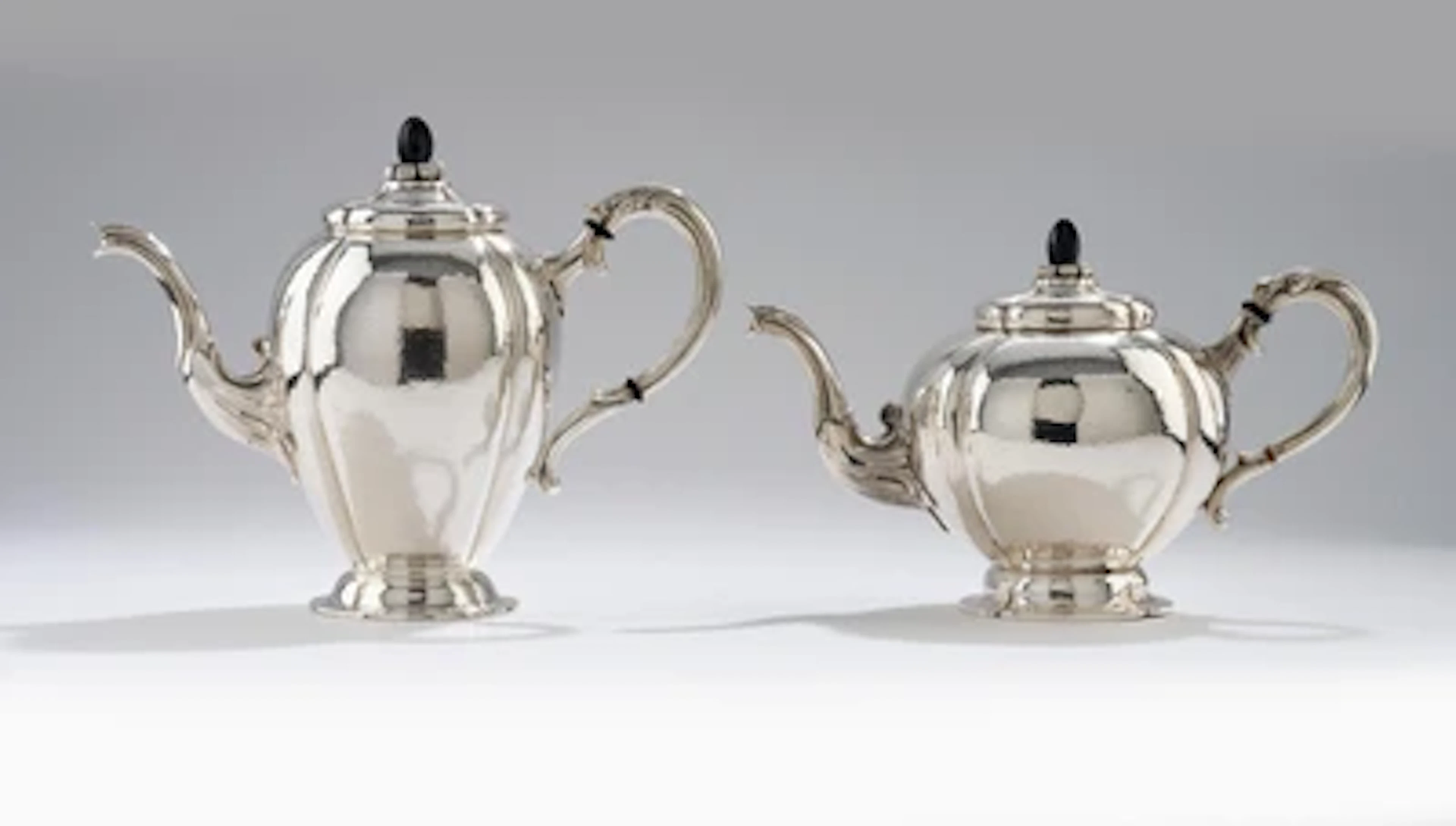 Teekanne und Kaffeekanne aus Silber, J. D. Schleissner & Söhne, Hanau, um 1900
