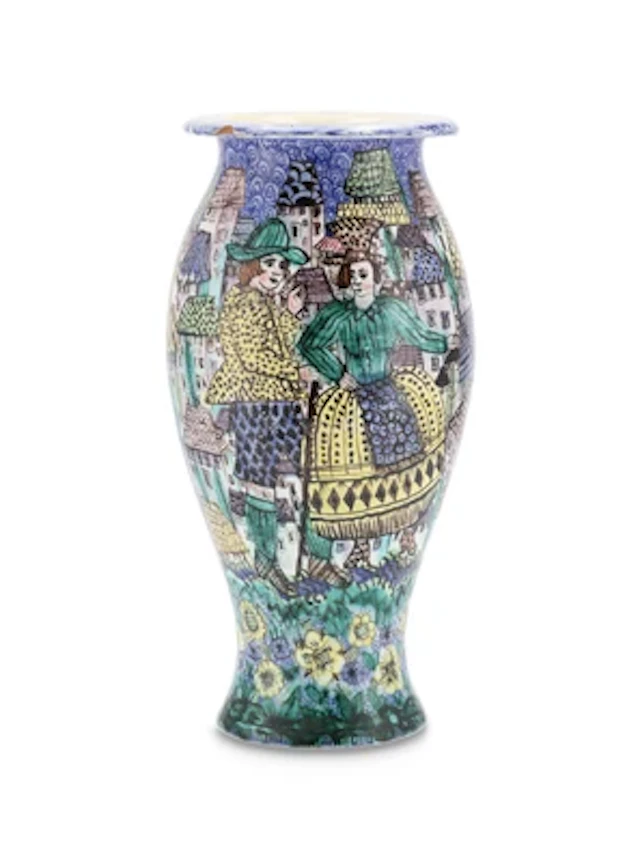Vase mit Trachtenfiguren vor Dächerlandschaft, Formentwurf: Egon Huber