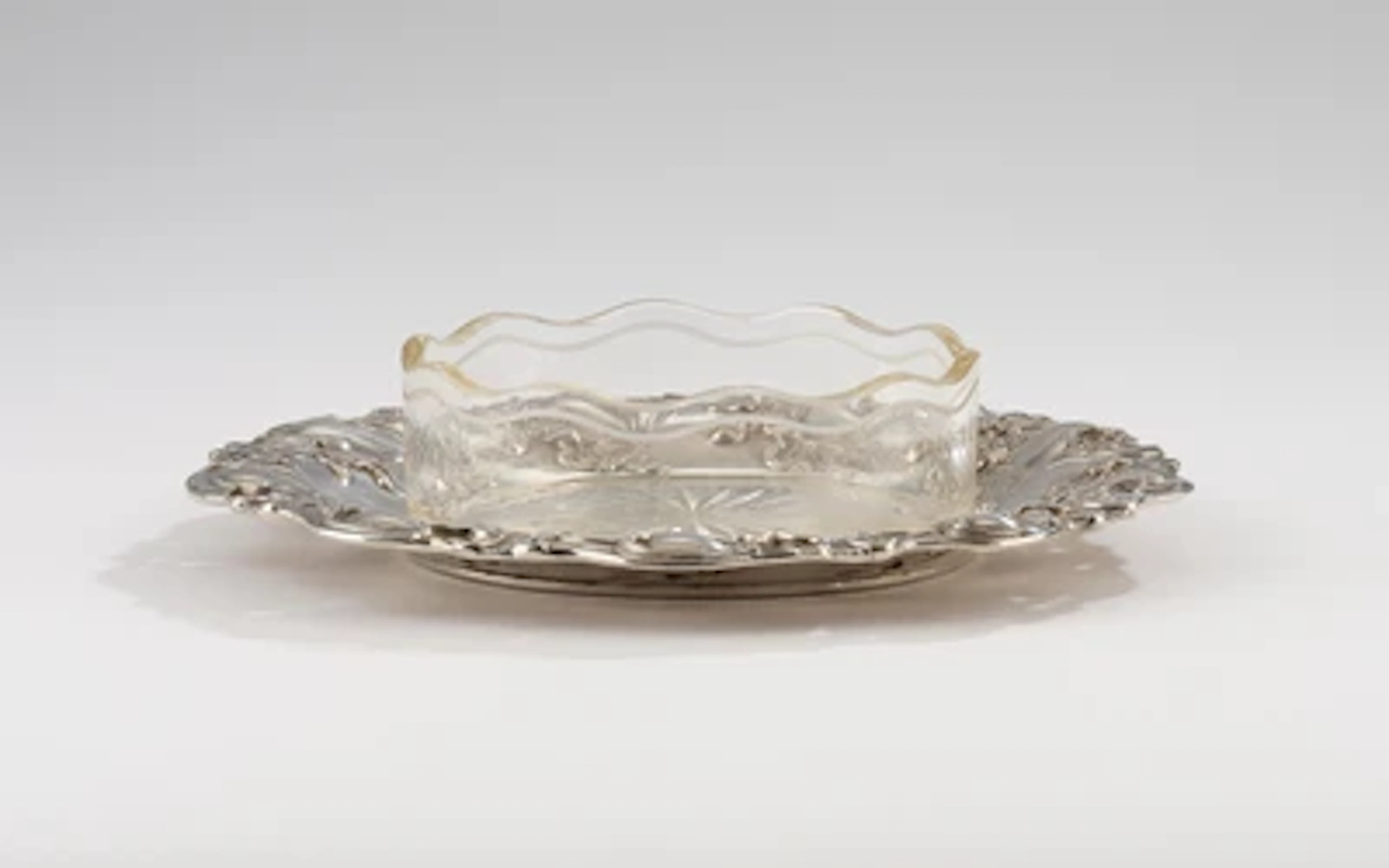 Schale und Silberteller mit Veilchendekor, Frankreich, um 1900/15