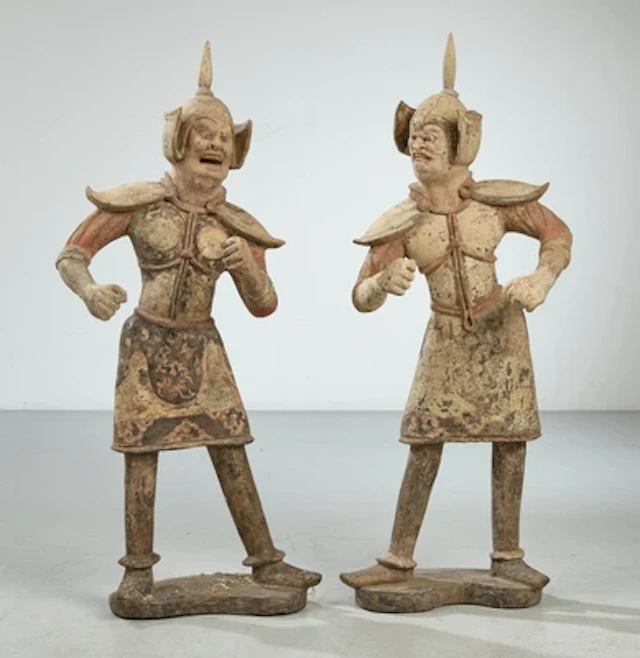 Paar große Krieger Figuren